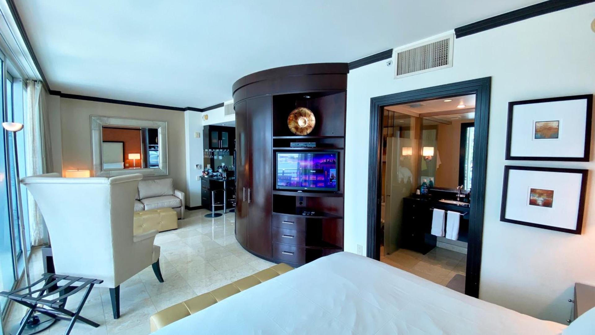 Boutique Suites 3 min walk to beach photo 28