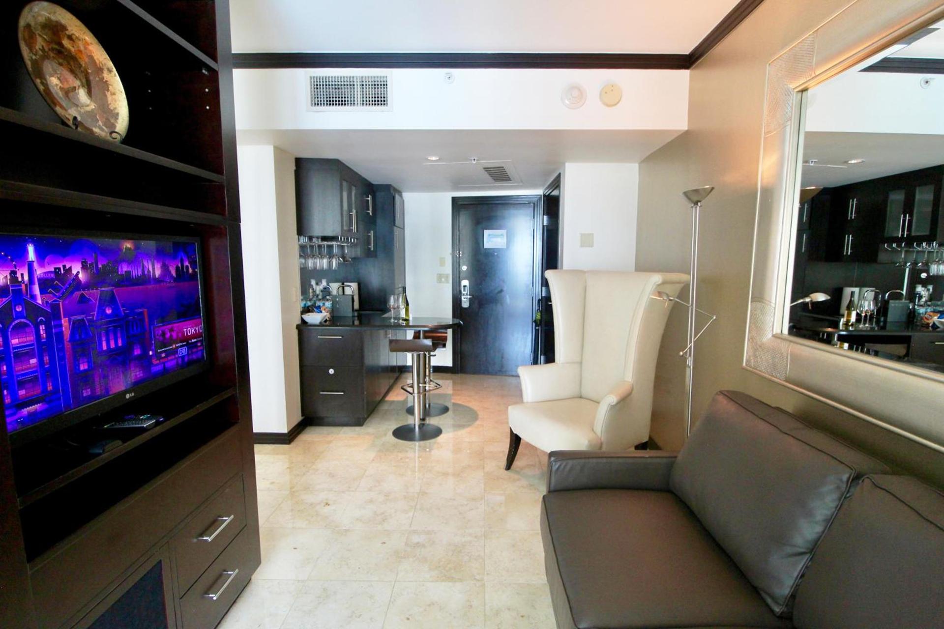 Boutique Suites 3 min walk to beach photo 36