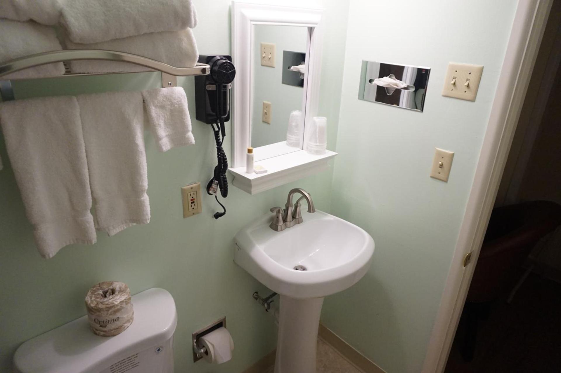 Eagle Crater Lake Inn photo 36
