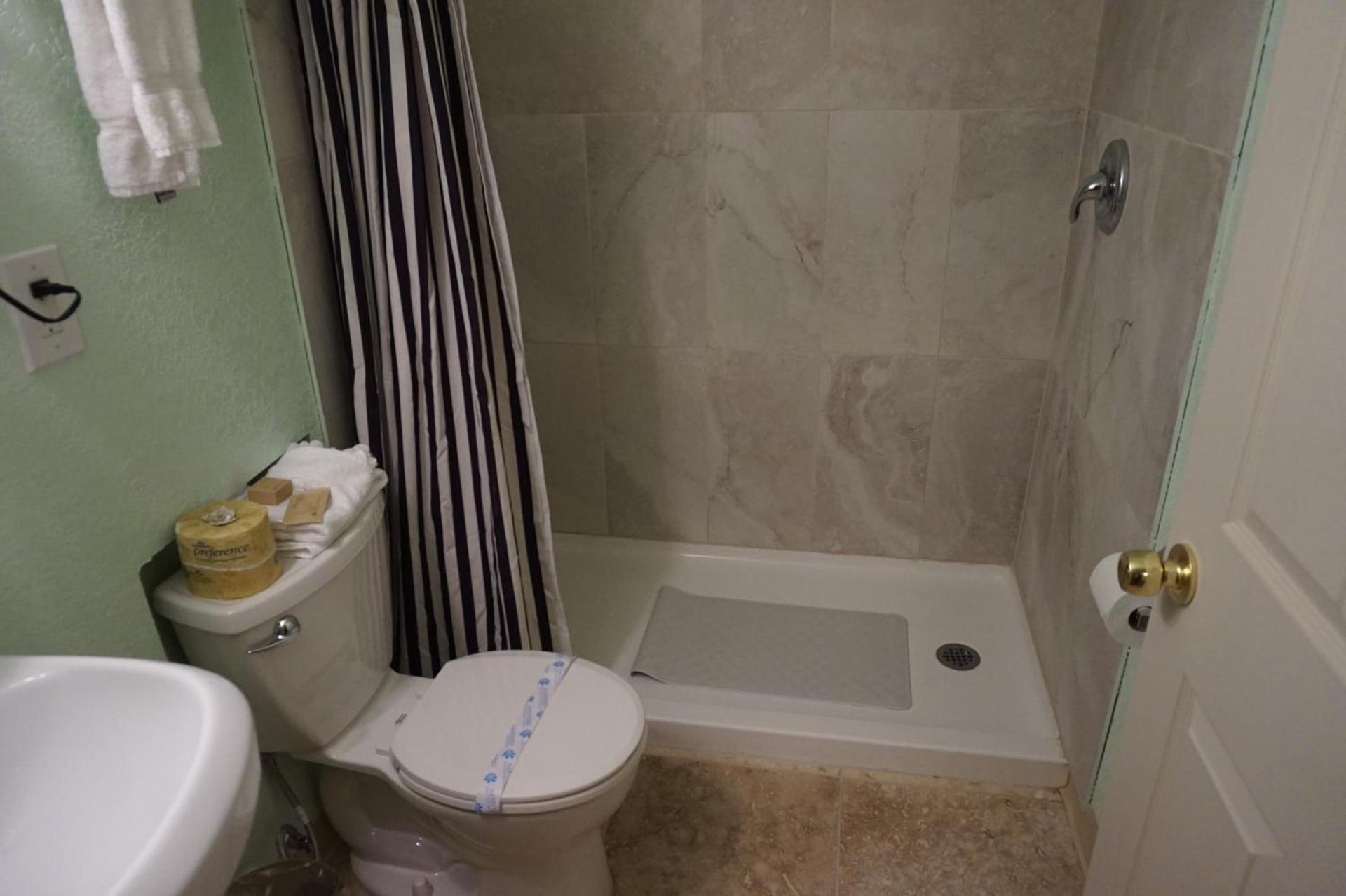 Eagle Crater Lake Inn photo 38