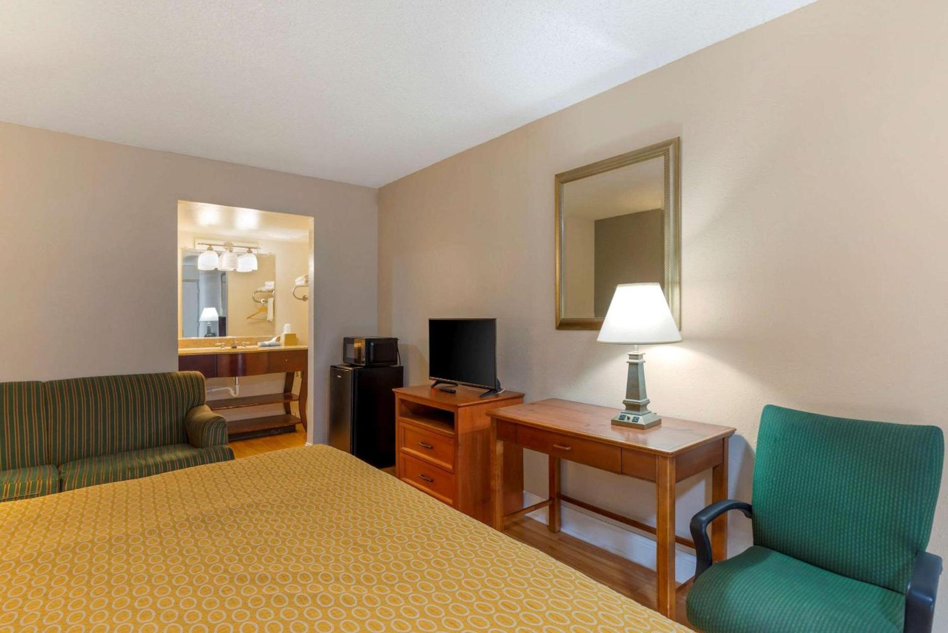 Rodeway Inn Colonial Heights I-95 photo 11