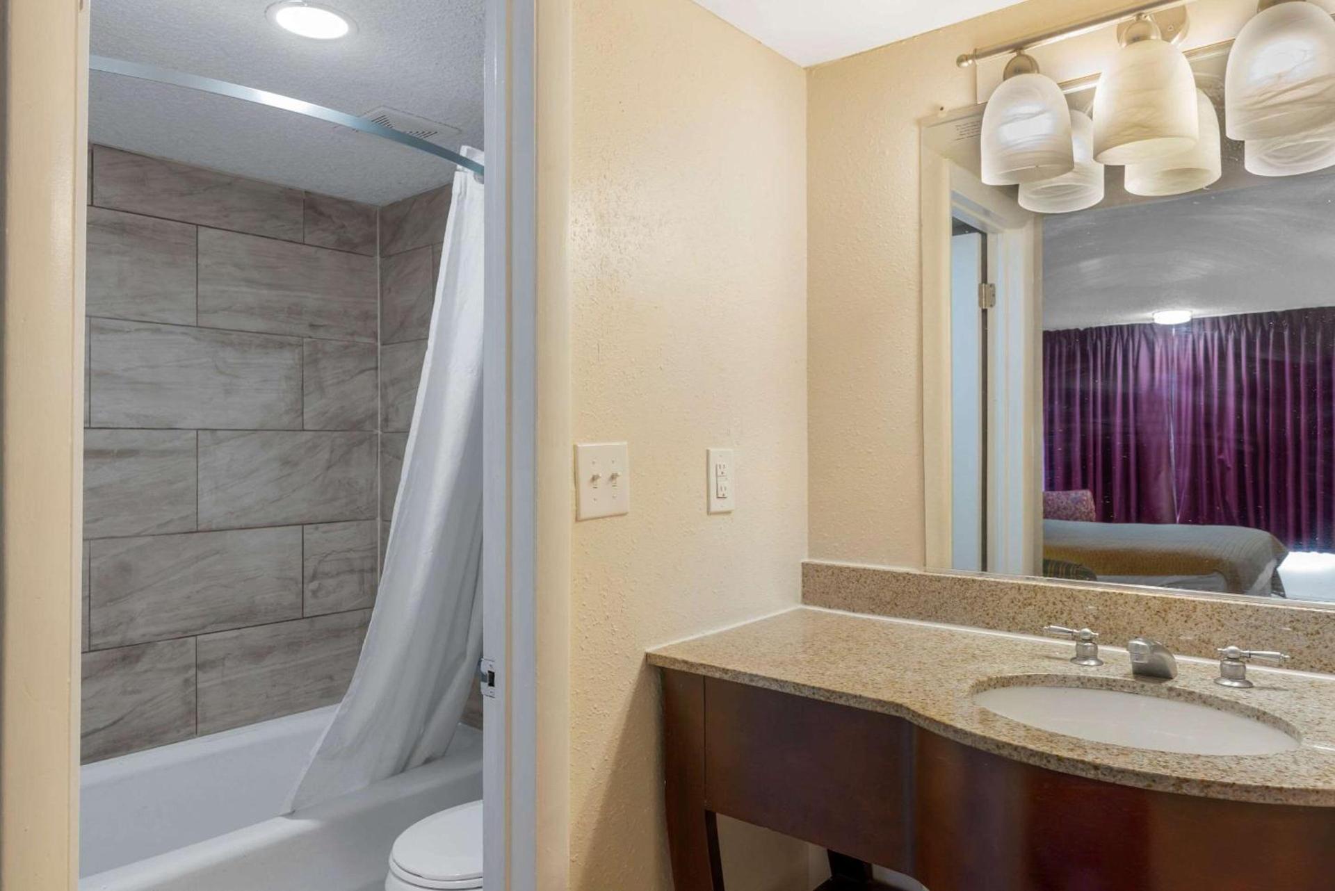 Rodeway Inn Colonial Heights I-95 photo 13