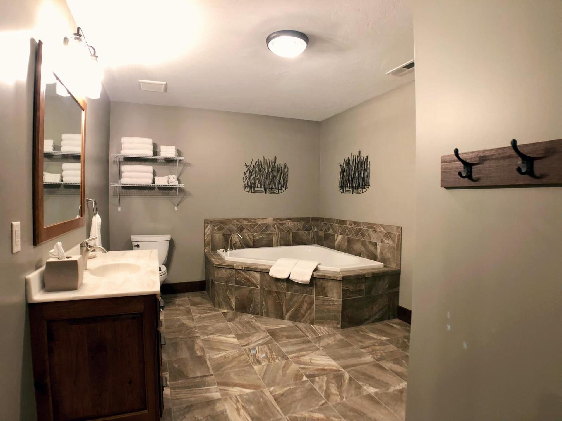 Sojourner's Lodge & Log Cabin Suites photo 81