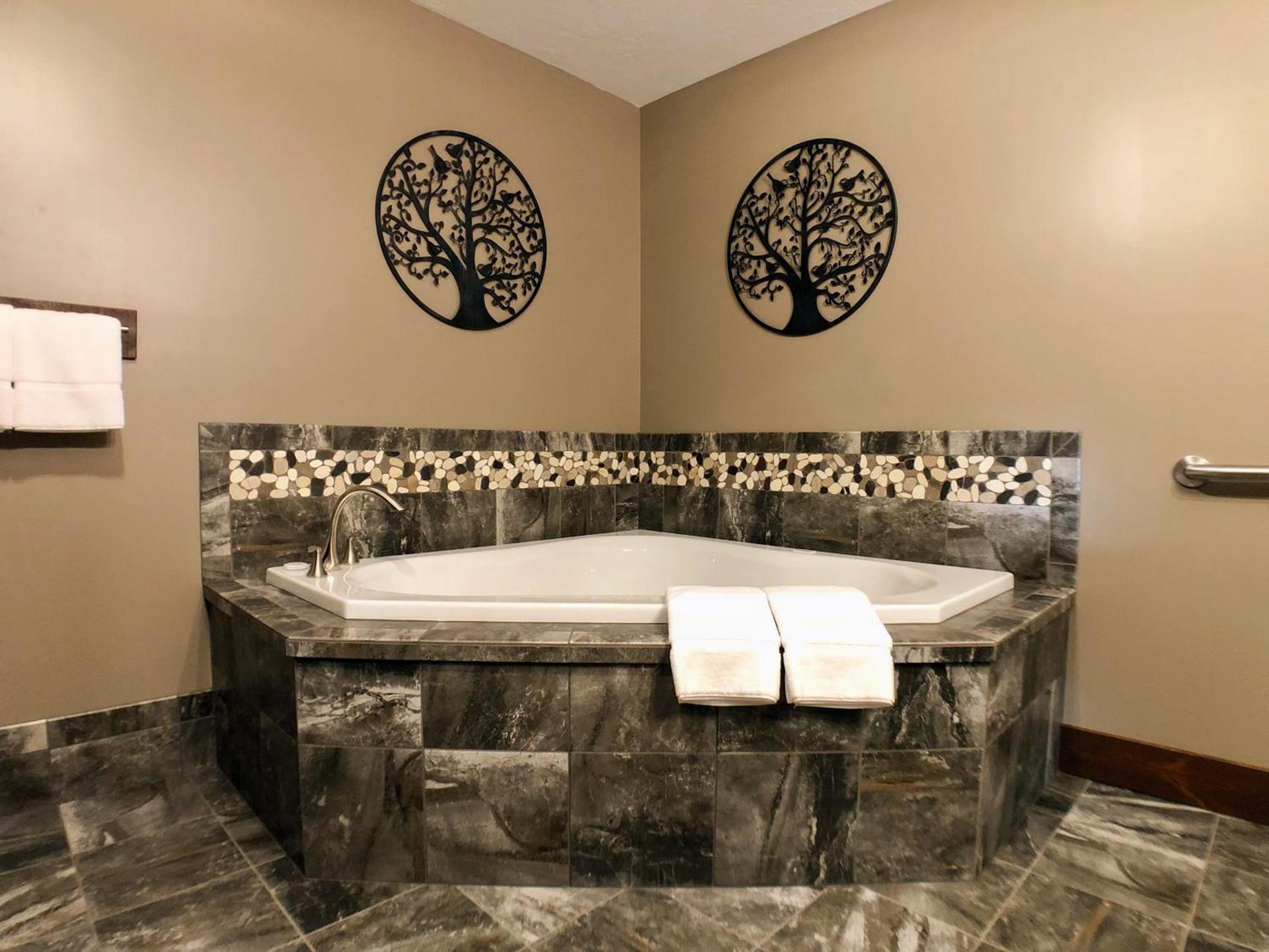 Sojourner's Lodge & Log Cabin Suites photo 68
