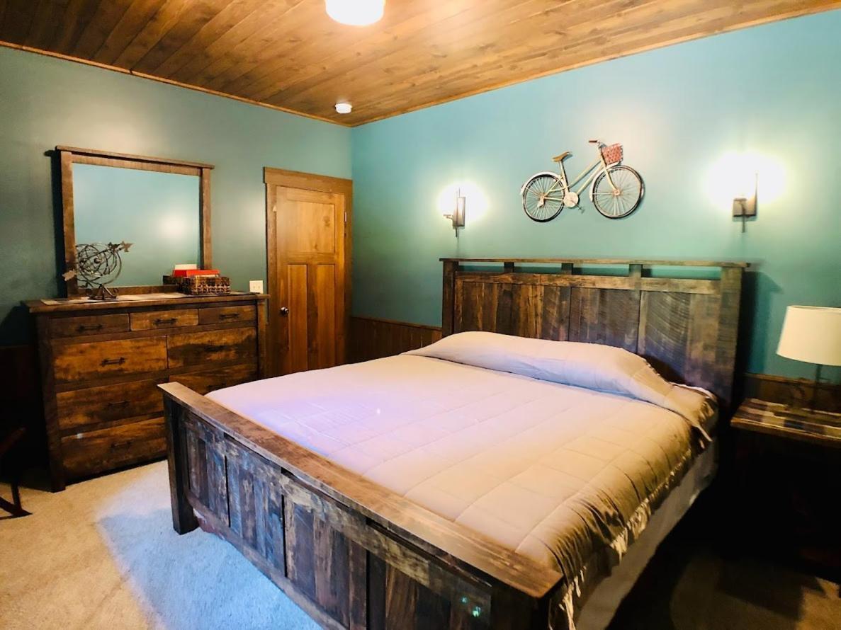 Sojourner's Lodge & Log Cabin Suites photo 55