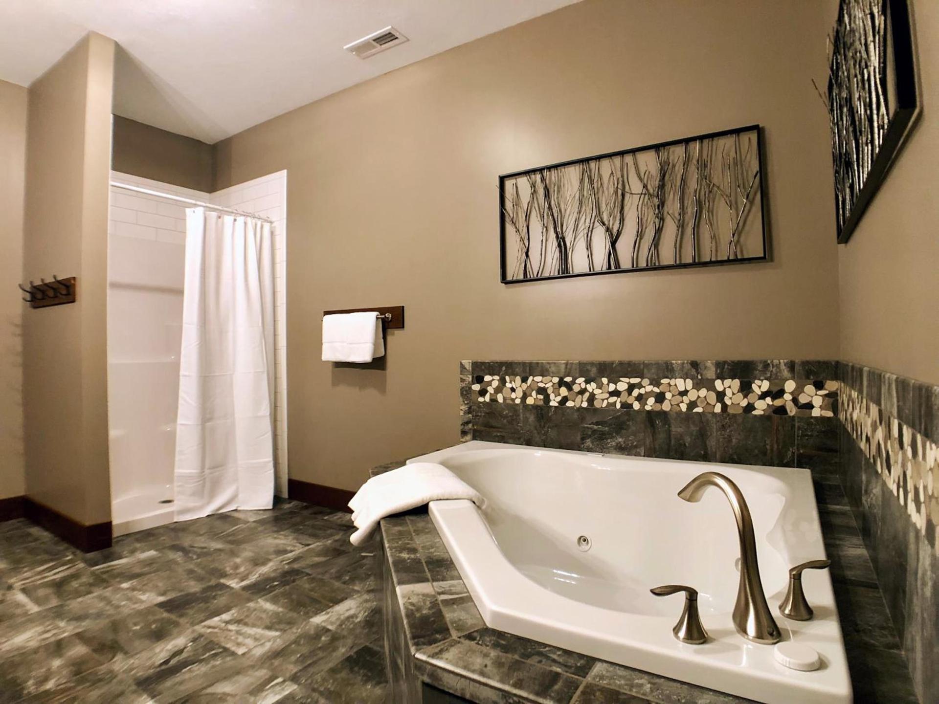 Sojourner's Lodge & Log Cabin Suites photo 57