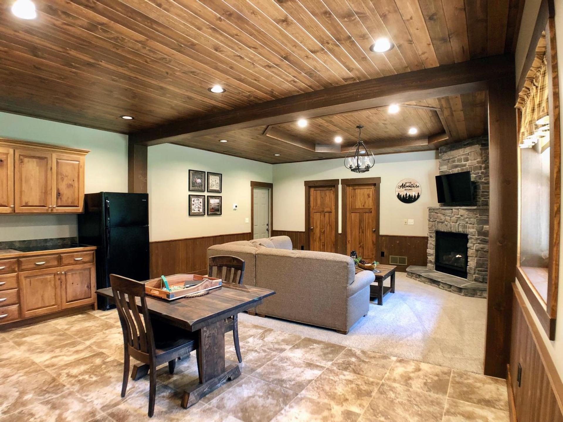 Sojourner's Lodge & Log Cabin Suites photo 52