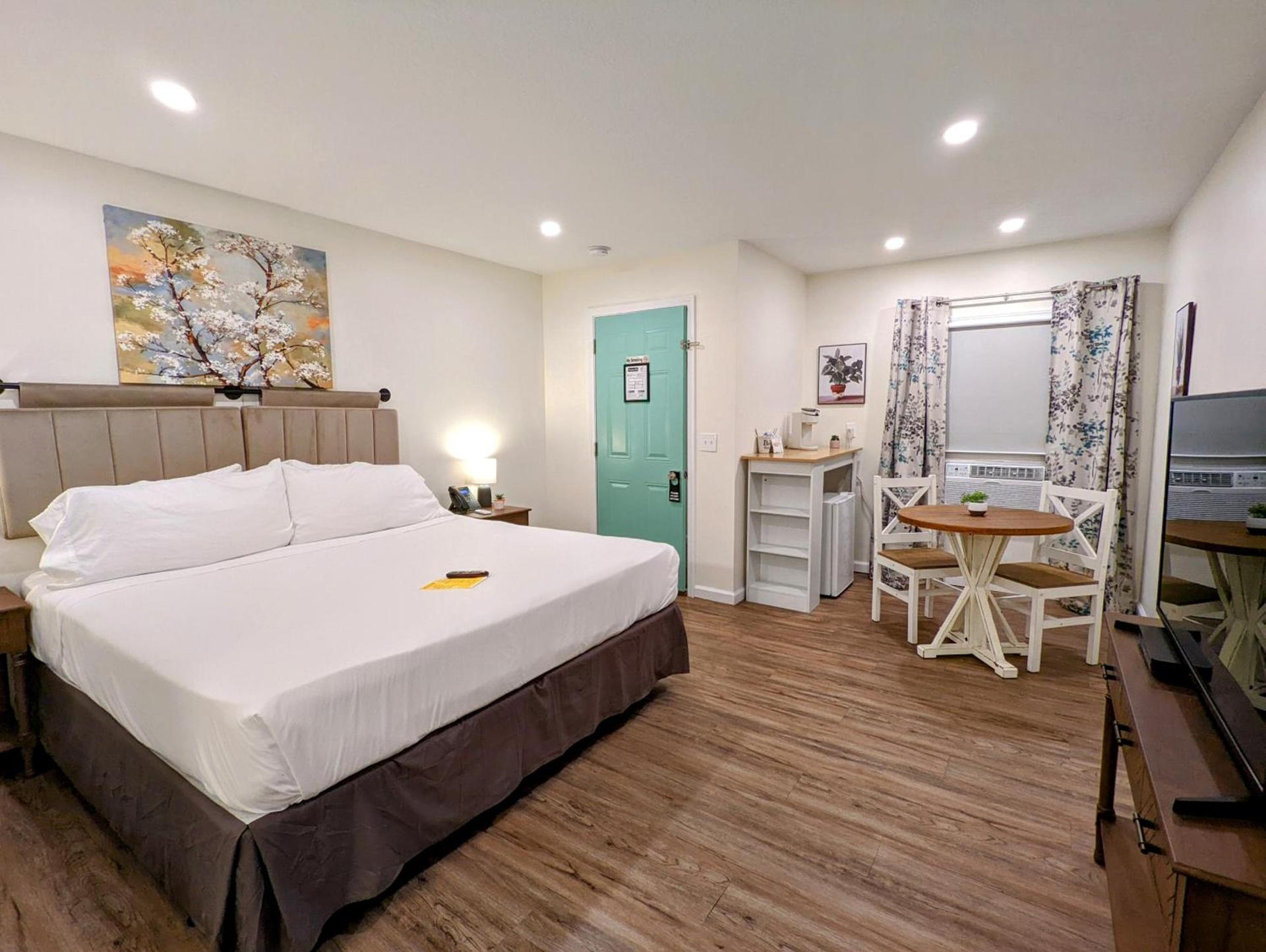 The Honey Bee Motel photo 14