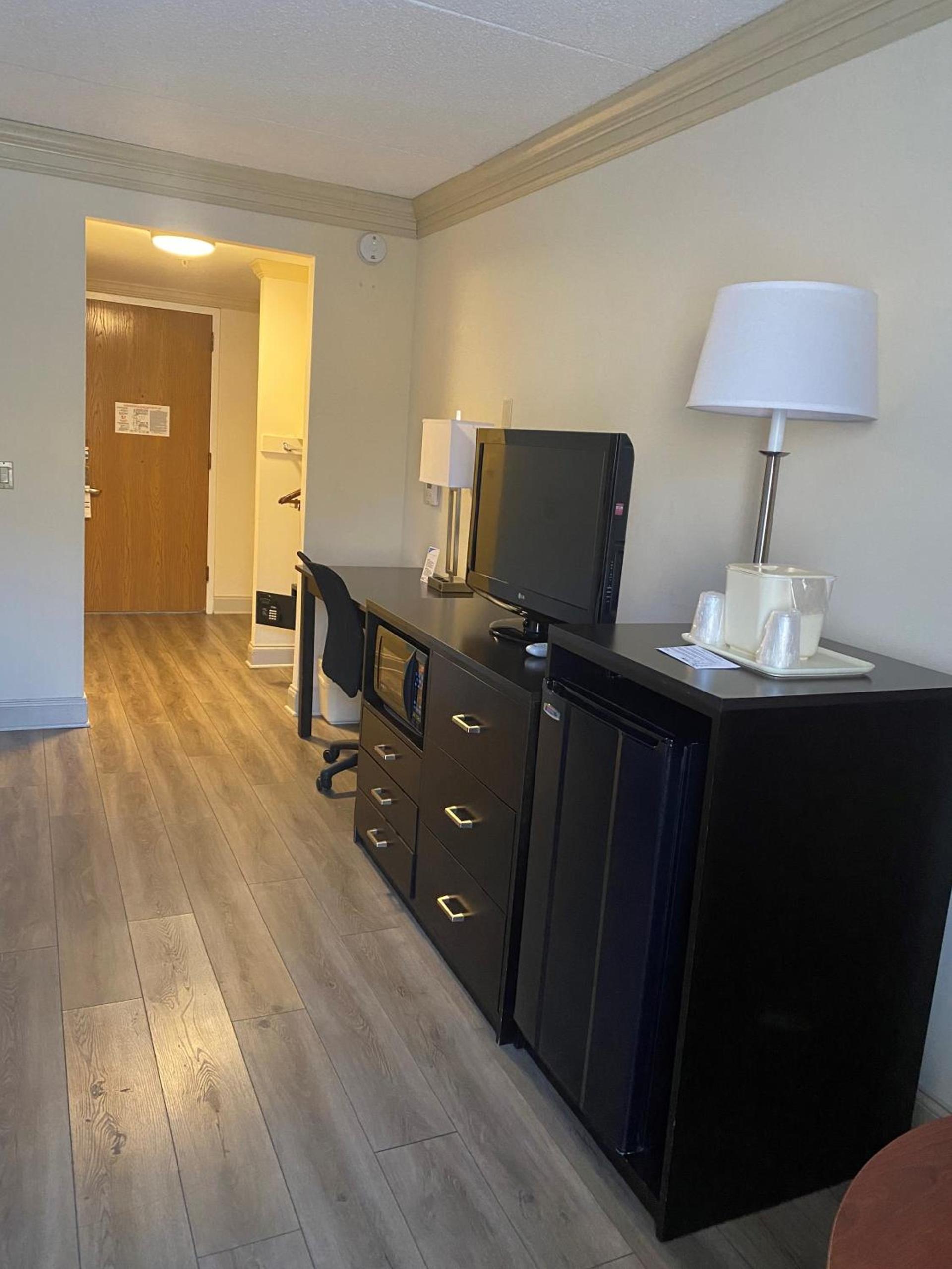 Clarion Hotel & Conference Center Toms River photo 10