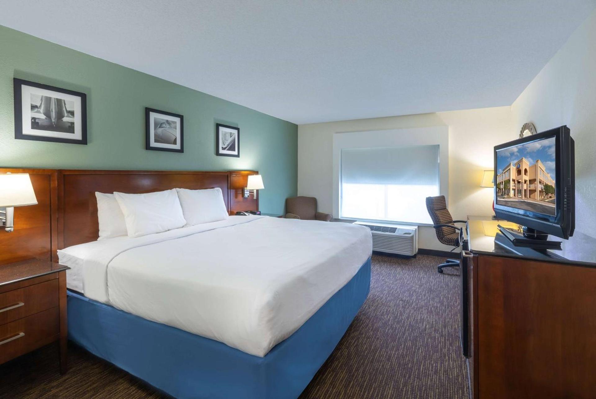 Days Inn by Wyndham Greenville photo 7