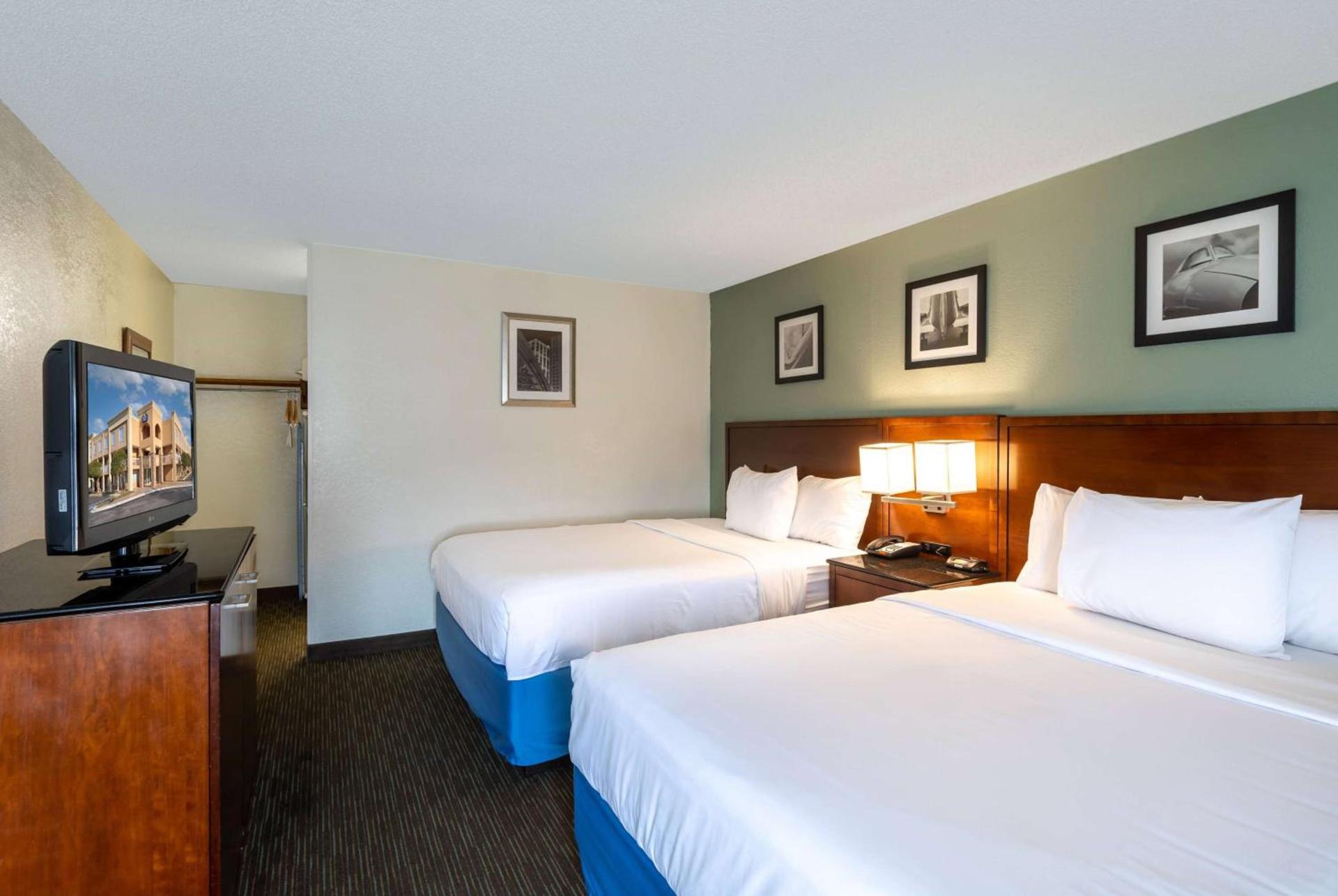 Days Inn by Wyndham Greenville photo 10