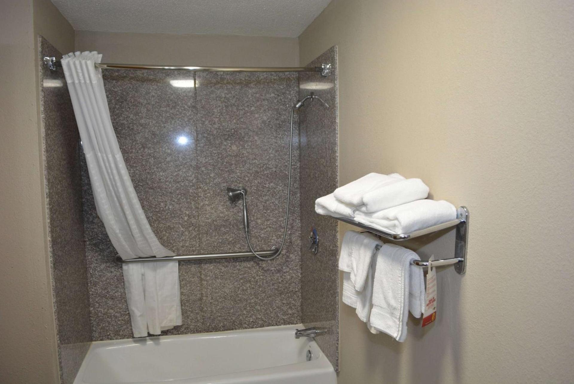 Super 8 by Wyndham Huntersville/Charlotte Area photo 22