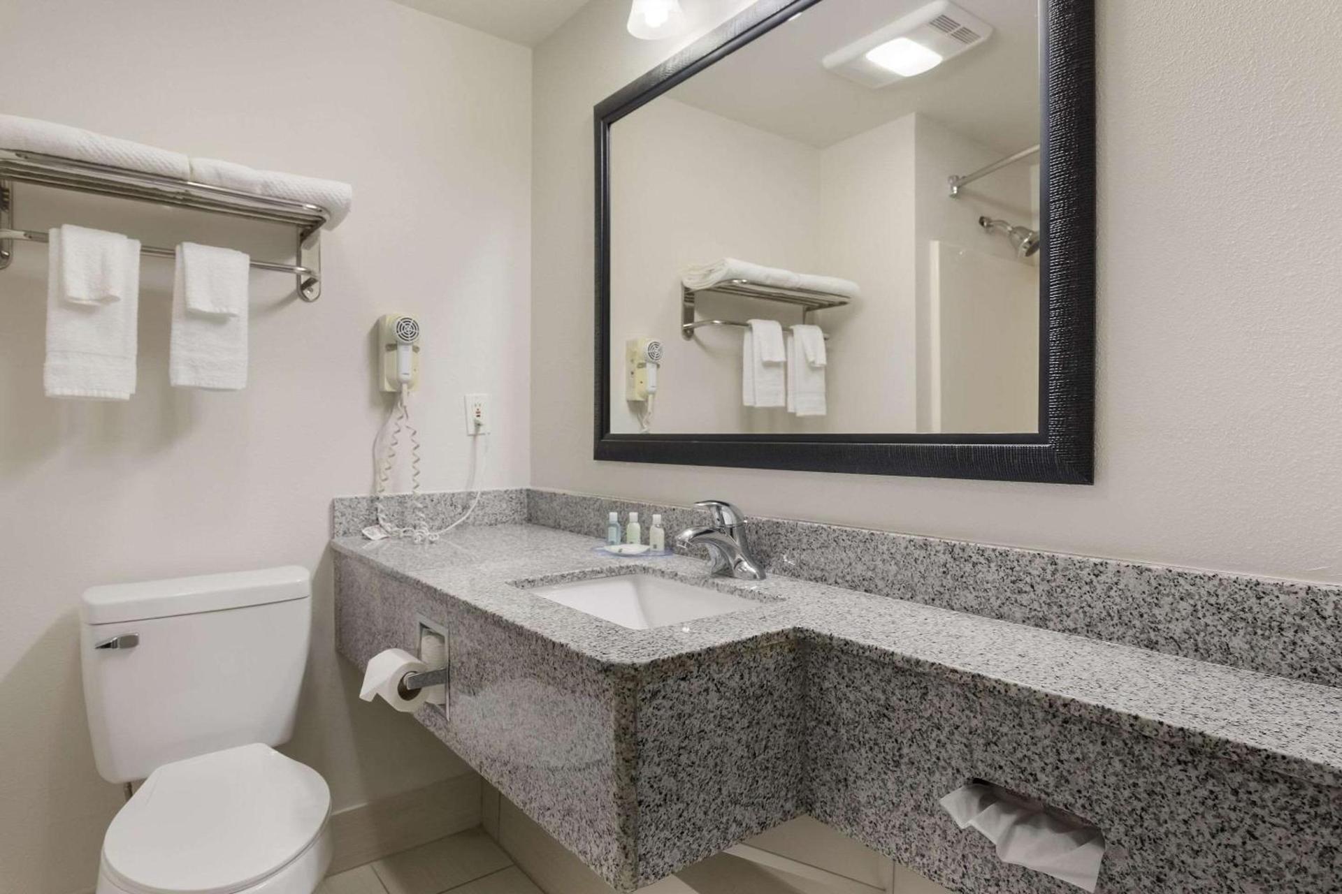 Quality Suites Tulsa I-44 photo 15