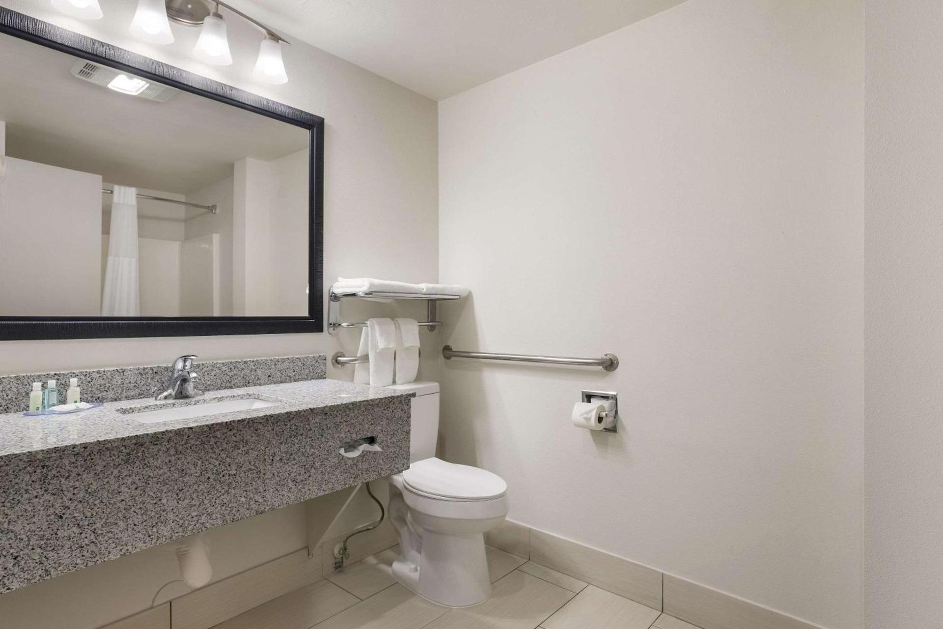Quality Suites Tulsa I-44 photo 21