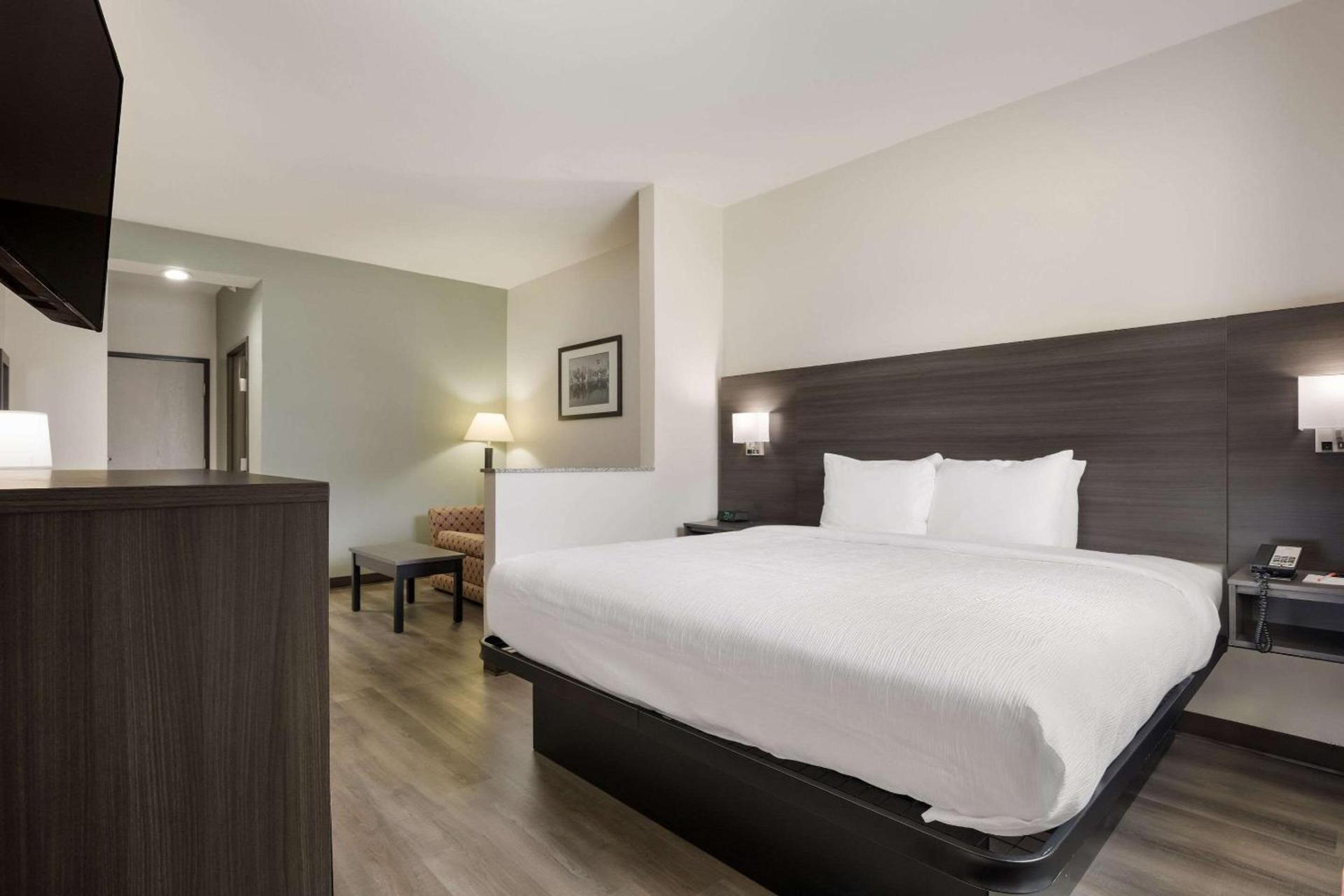 Quality Suites Tulsa I-44 photo 11