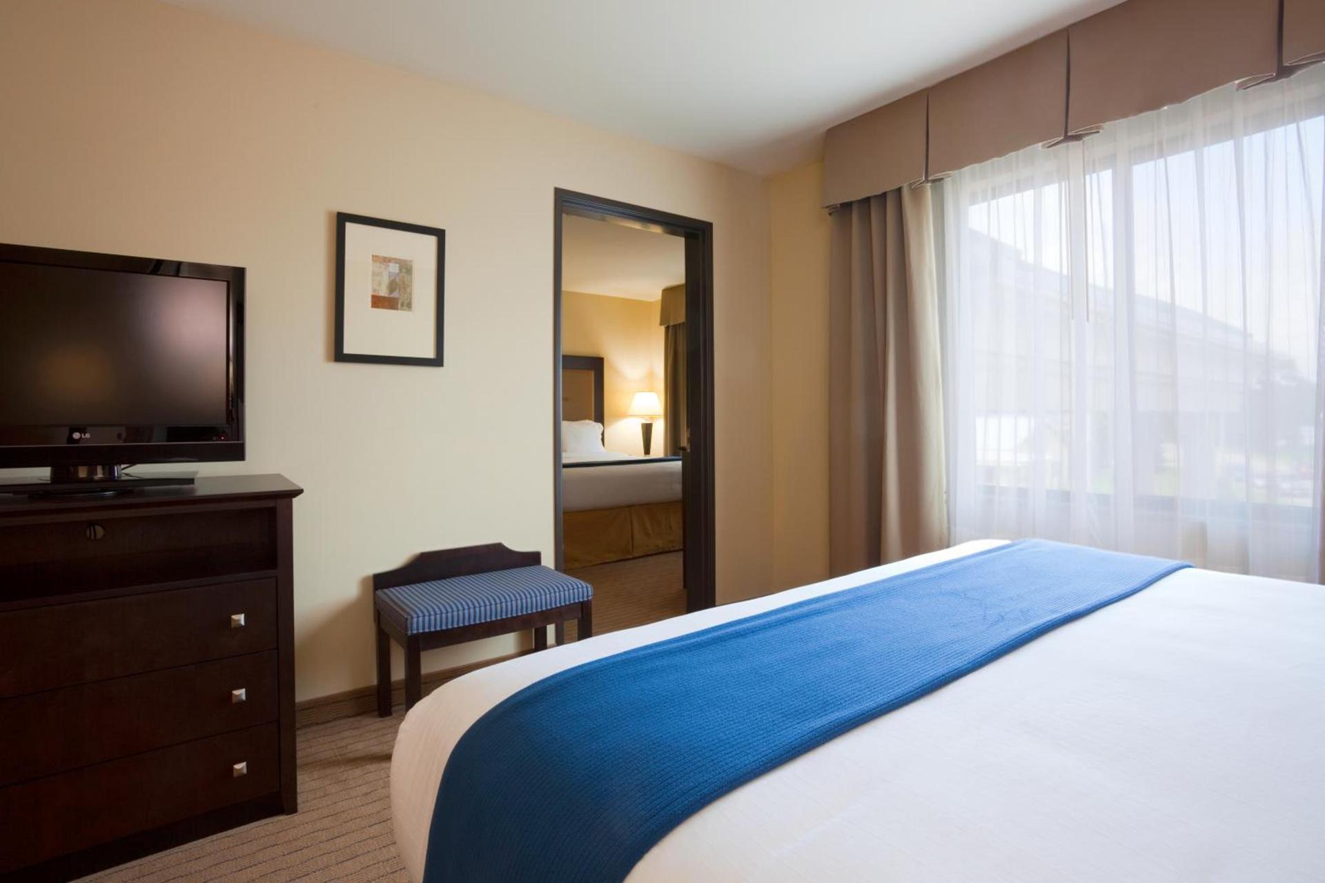 Holiday Inn Express & Suites Madison-Verona by IHG photo 5