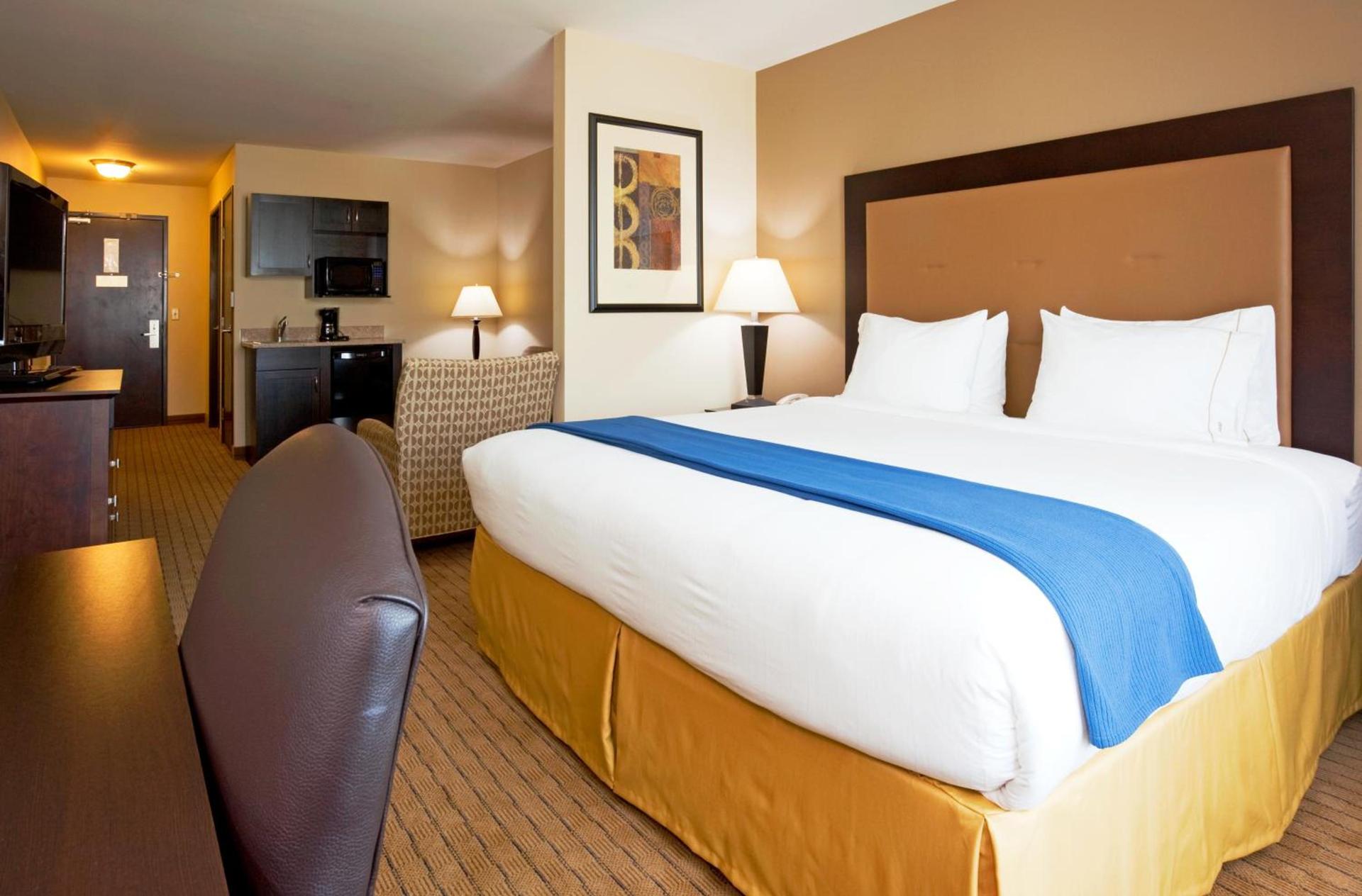 Holiday Inn Express & Suites Madison-Verona by IHG photo 6