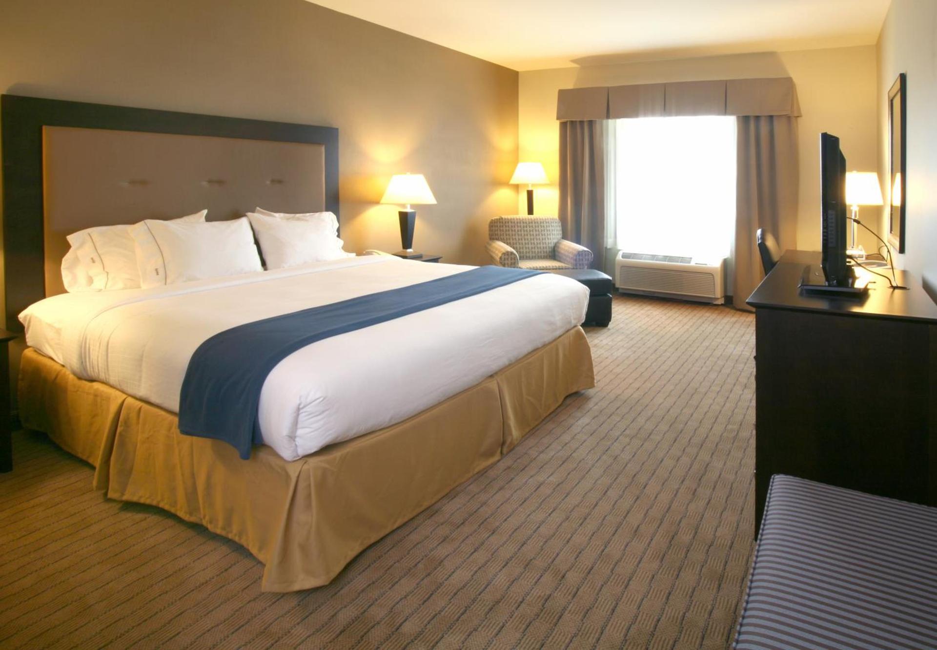 Holiday Inn Express & Suites Madison-Verona by IHG photo 7