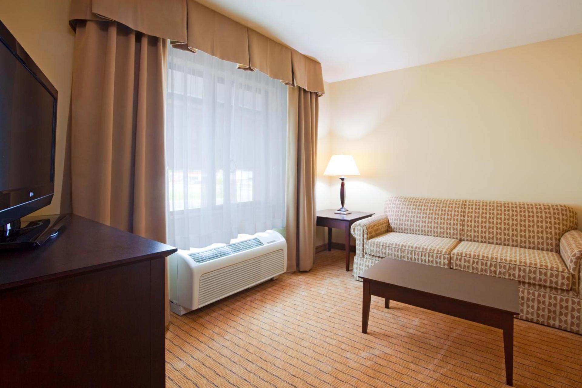 Holiday Inn Express & Suites Madison-Verona by IHG photo 10