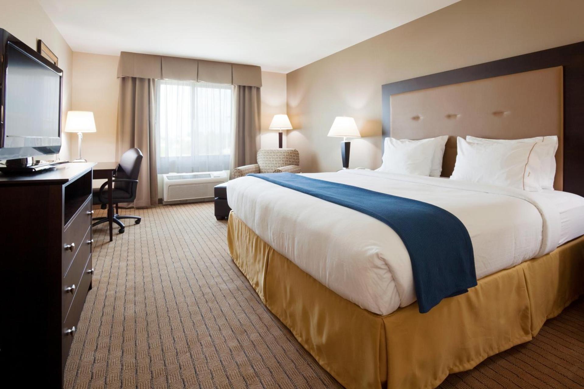 Holiday Inn Express & Suites Madison-Verona by IHG photo 11