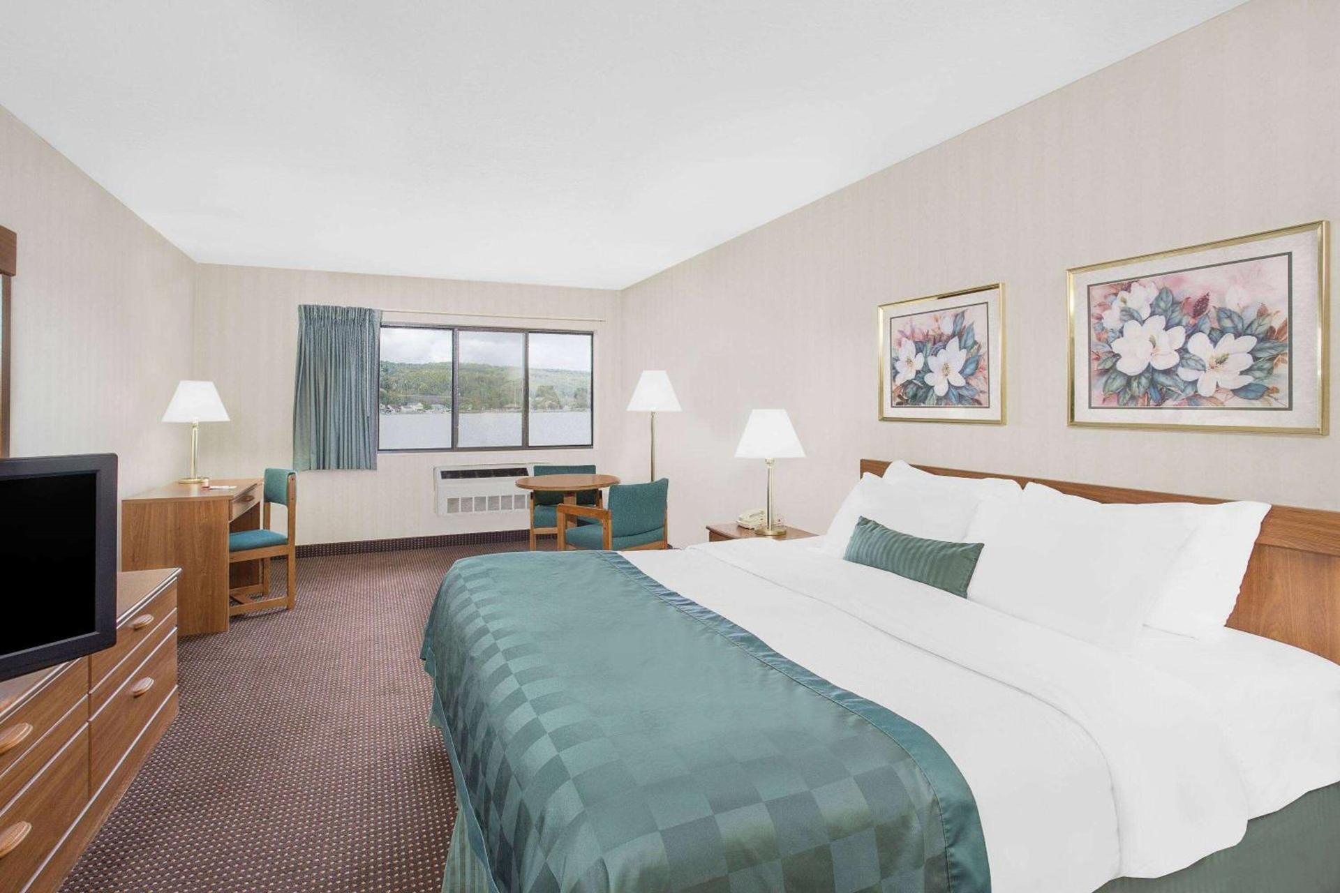 Ramada by Wyndham Hancock Waterfront photo 14