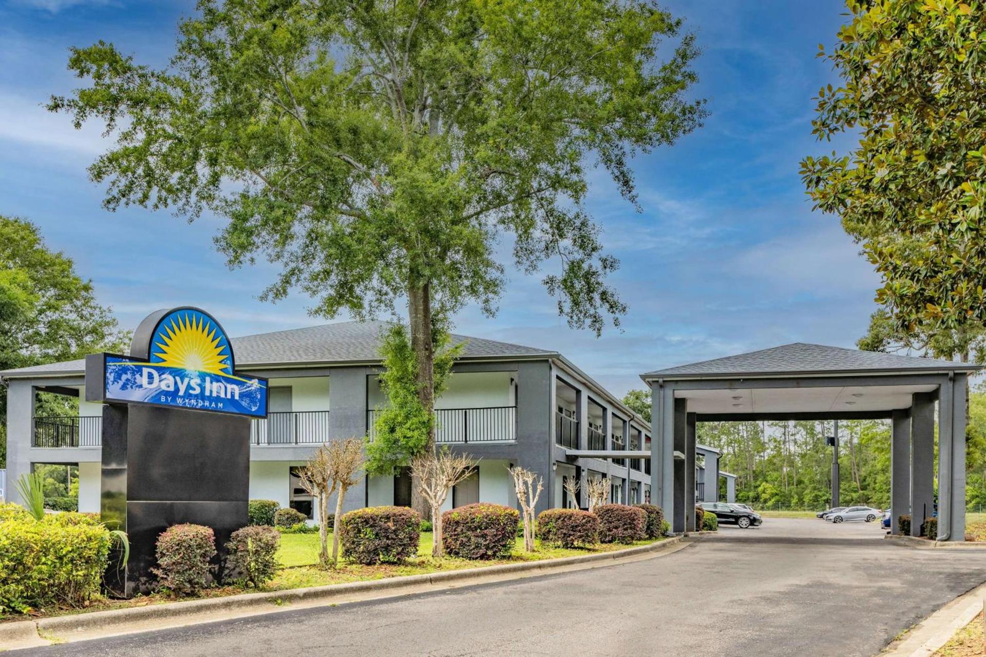 Days Inn by Wyndham Pensacola I-10 photo 1