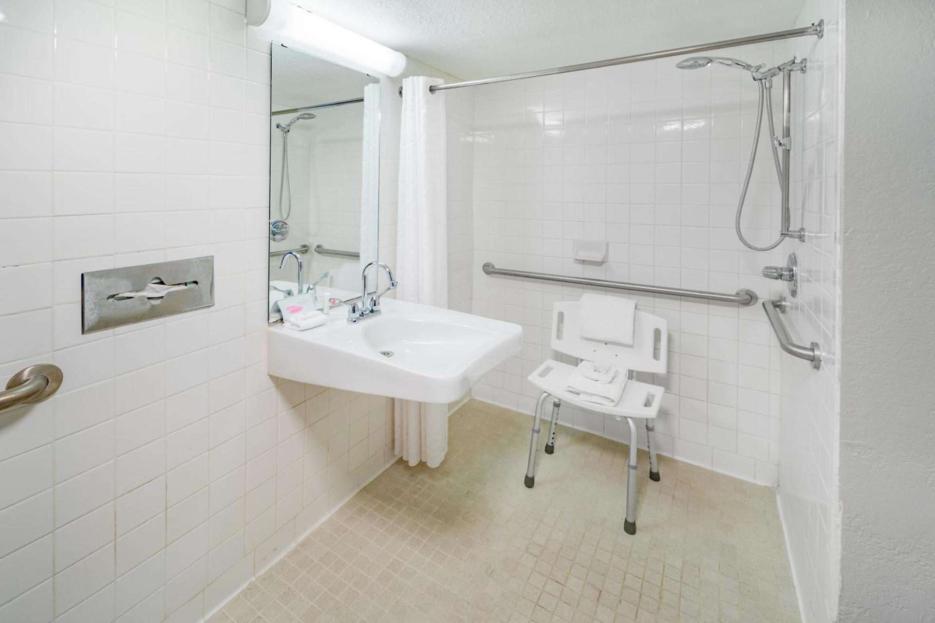 Days Inn by Wyndham Del Rio photo 65