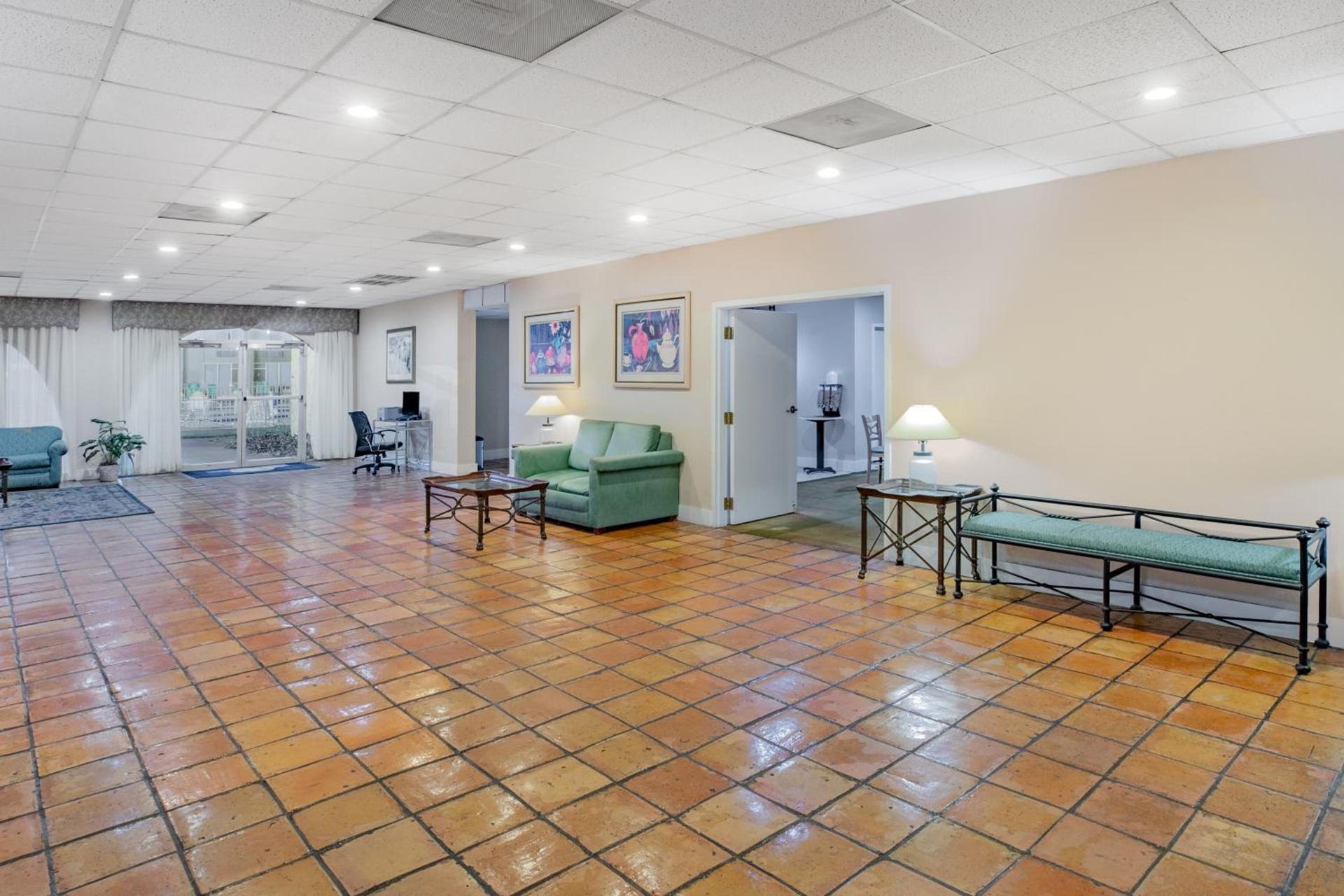 Days Inn by Wyndham Del Rio photo 59