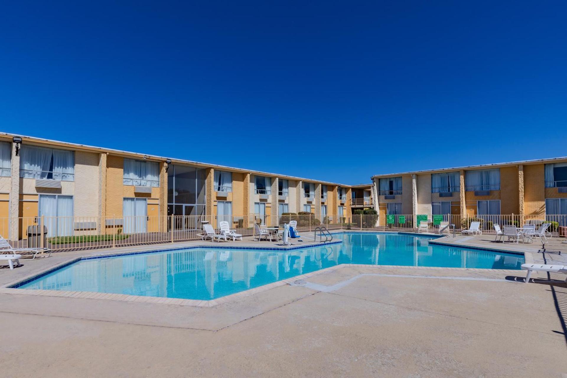 Days Inn by Wyndham Del Rio photo 56