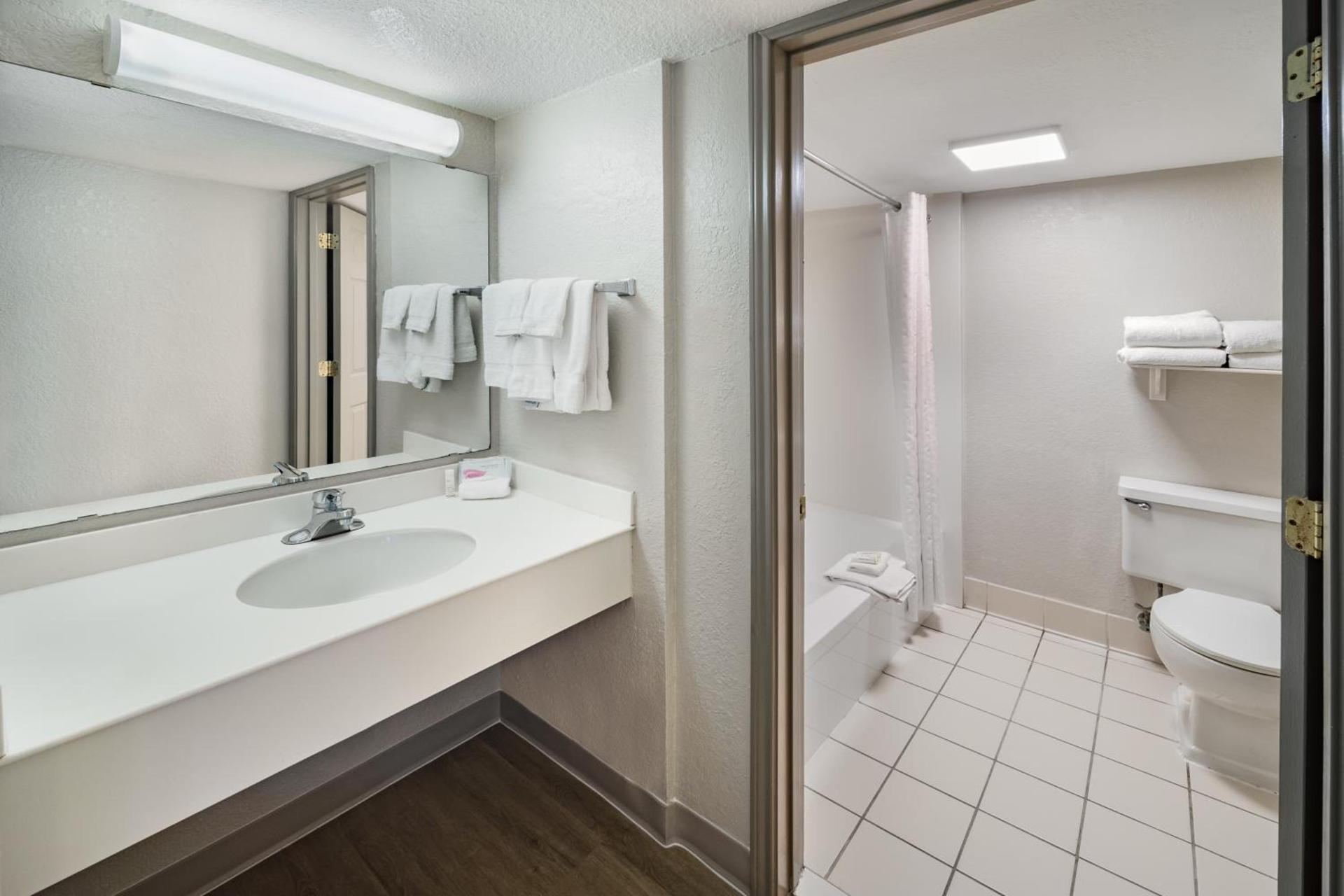 Days Inn by Wyndham Del Rio photo 70