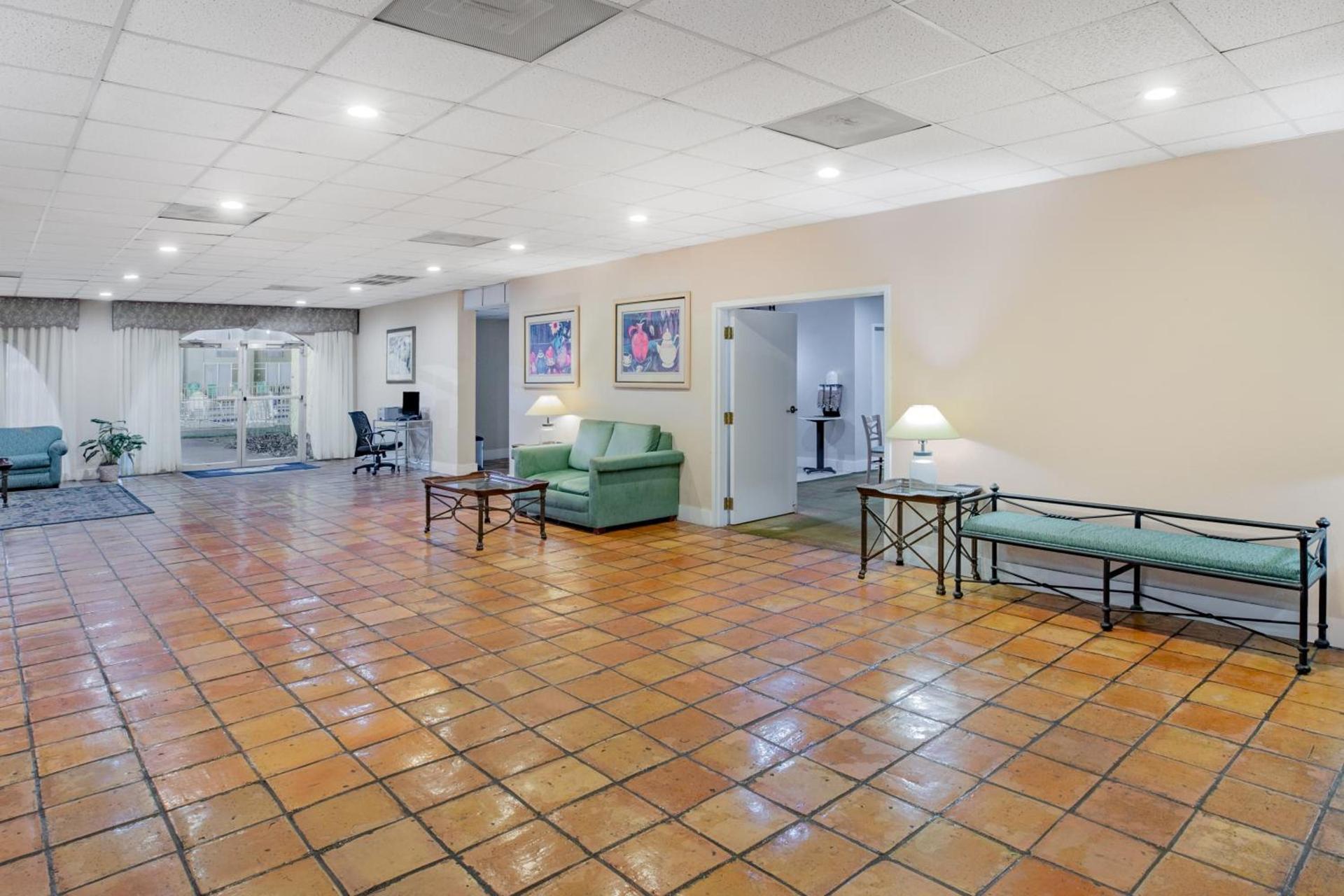 Days Inn by Wyndham Del Rio photo 82