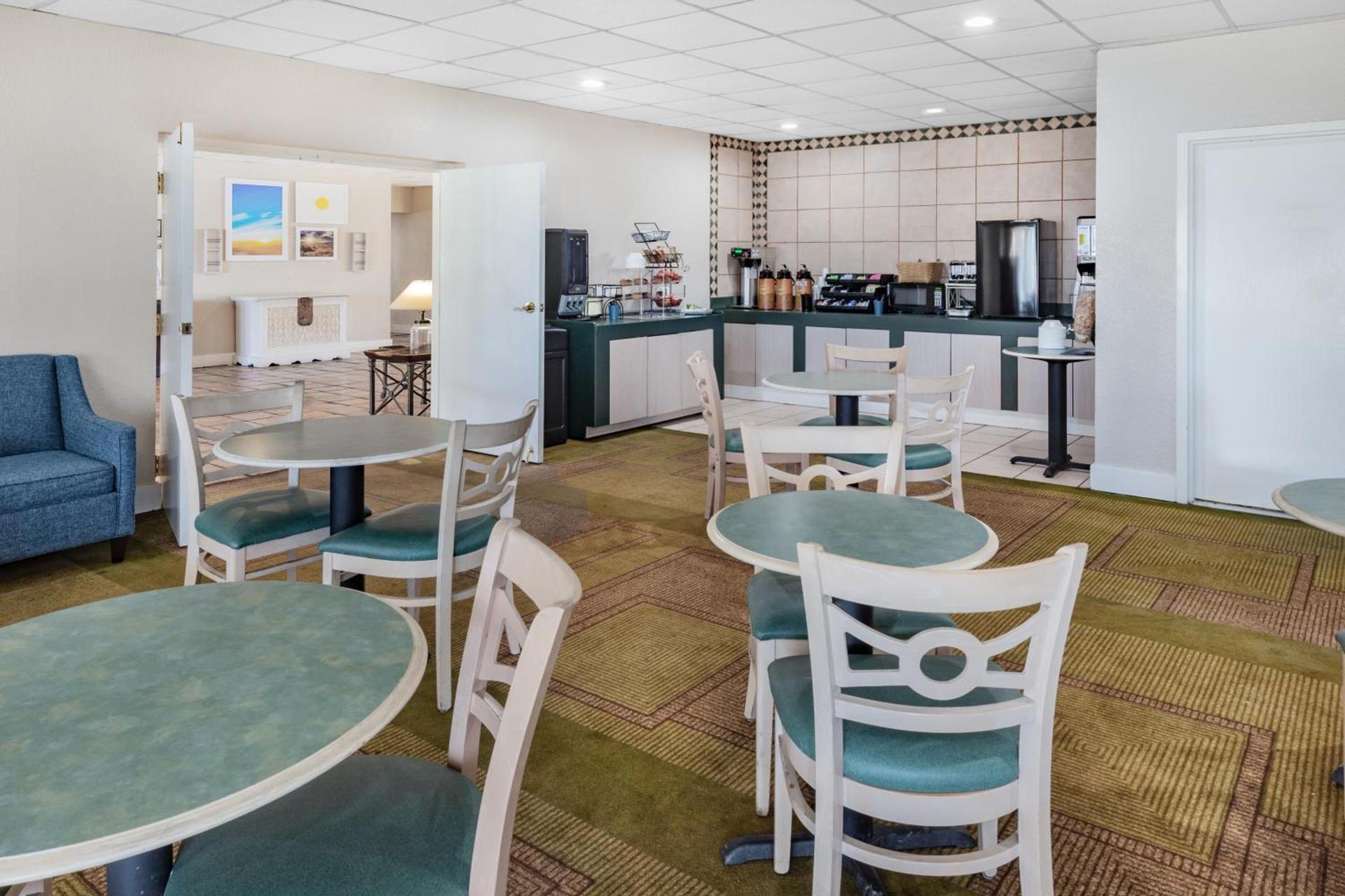 Days Inn by Wyndham Del Rio photo 81