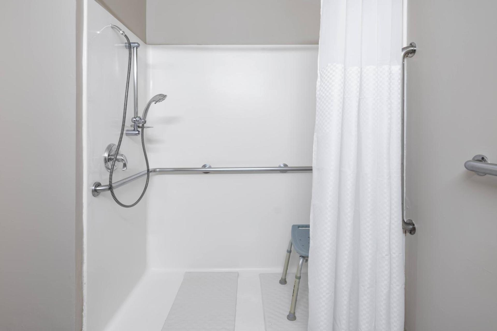 Baymont by Wyndham Gurnee photo 45
