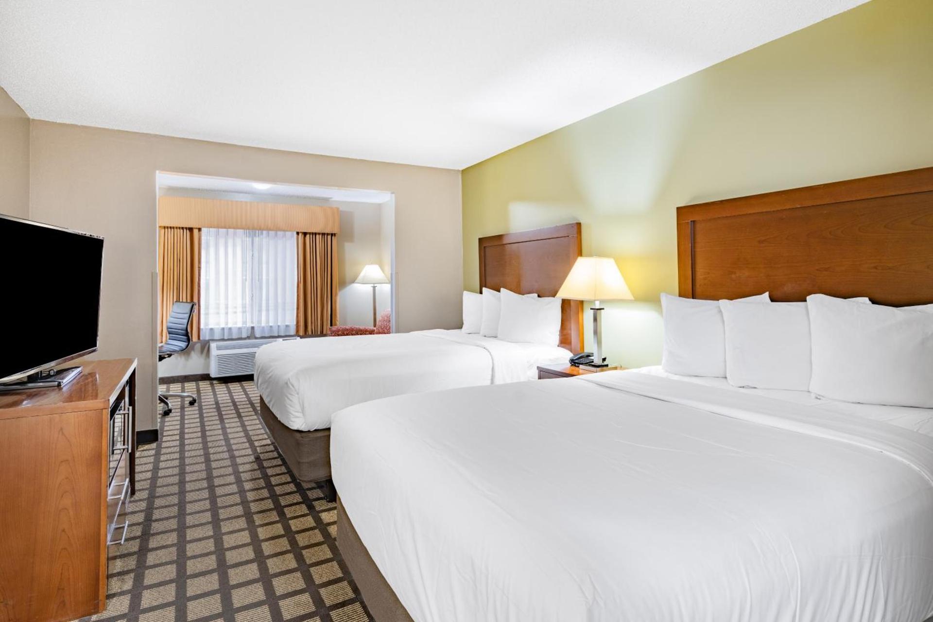 Baymont by Wyndham Gurnee photo 35
