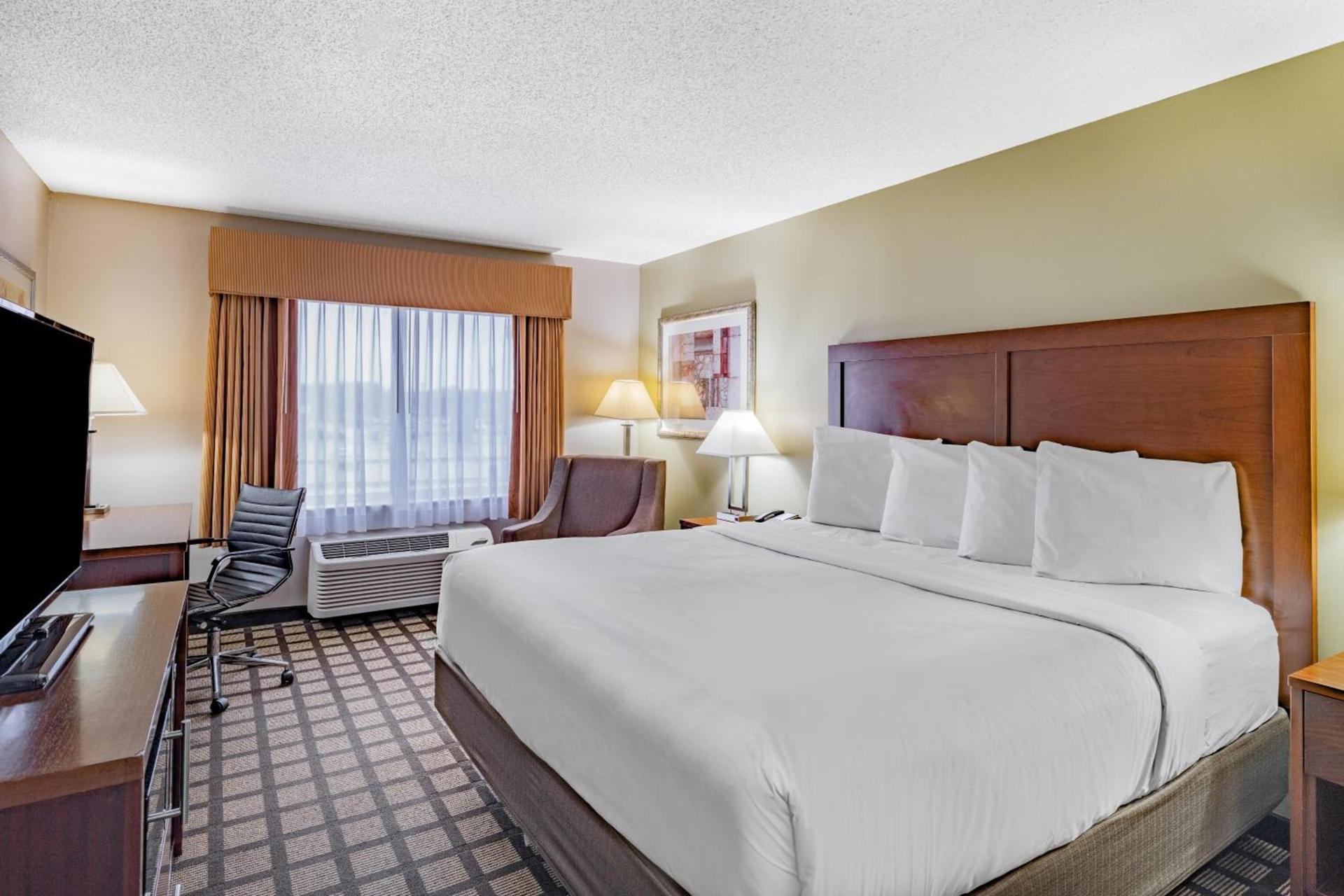 Baymont by Wyndham Gurnee photo 13