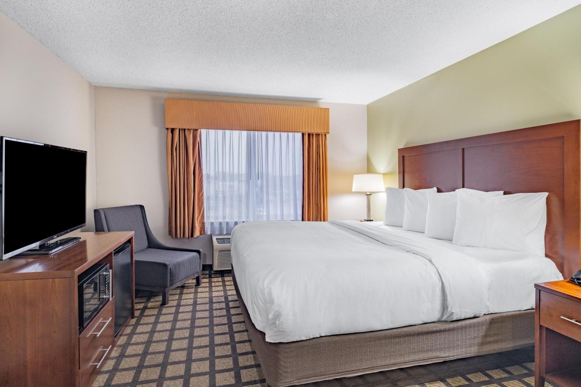 Baymont by Wyndham Gurnee photo 42