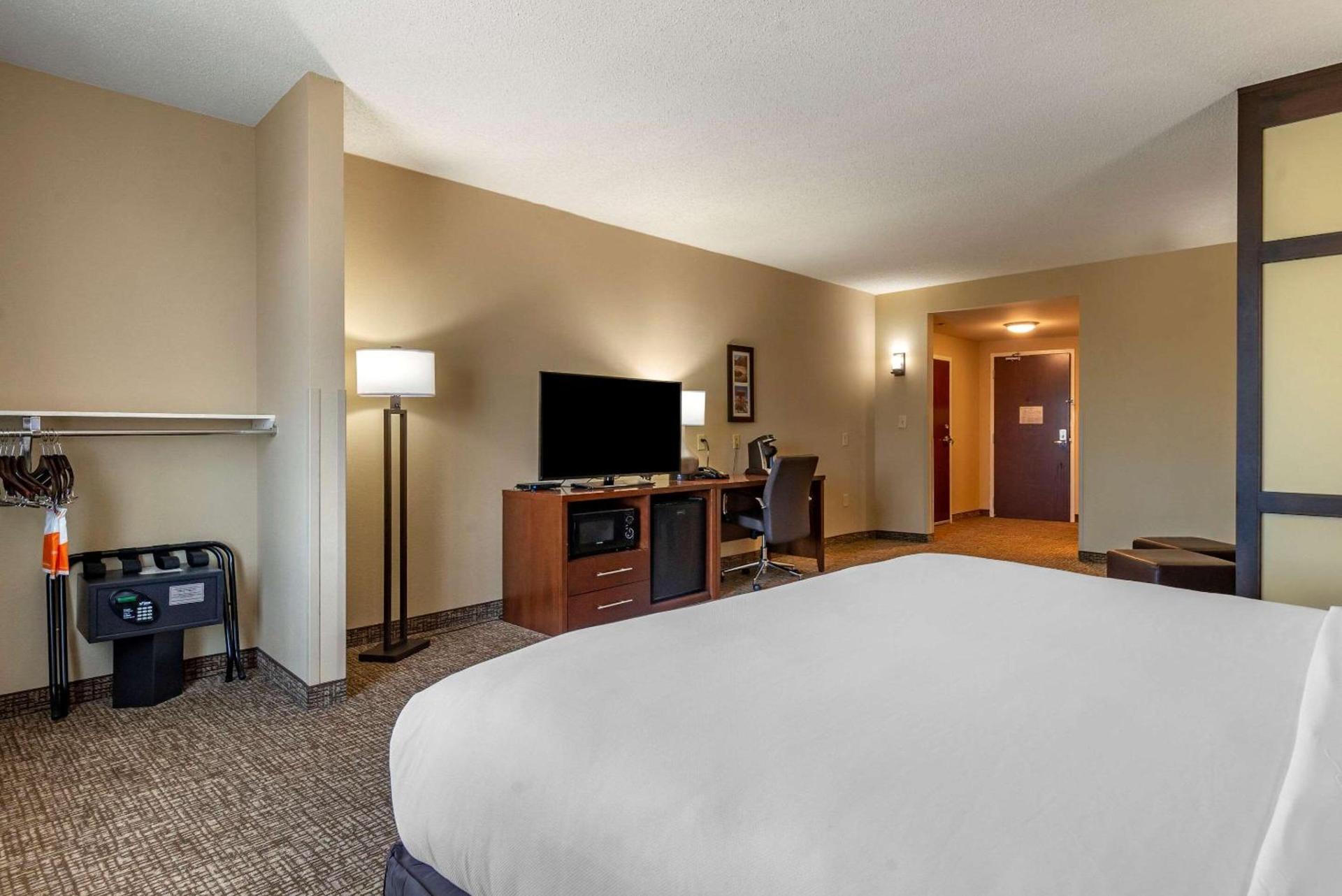 Comfort Suites Huntersville near Lake Norman photo 29