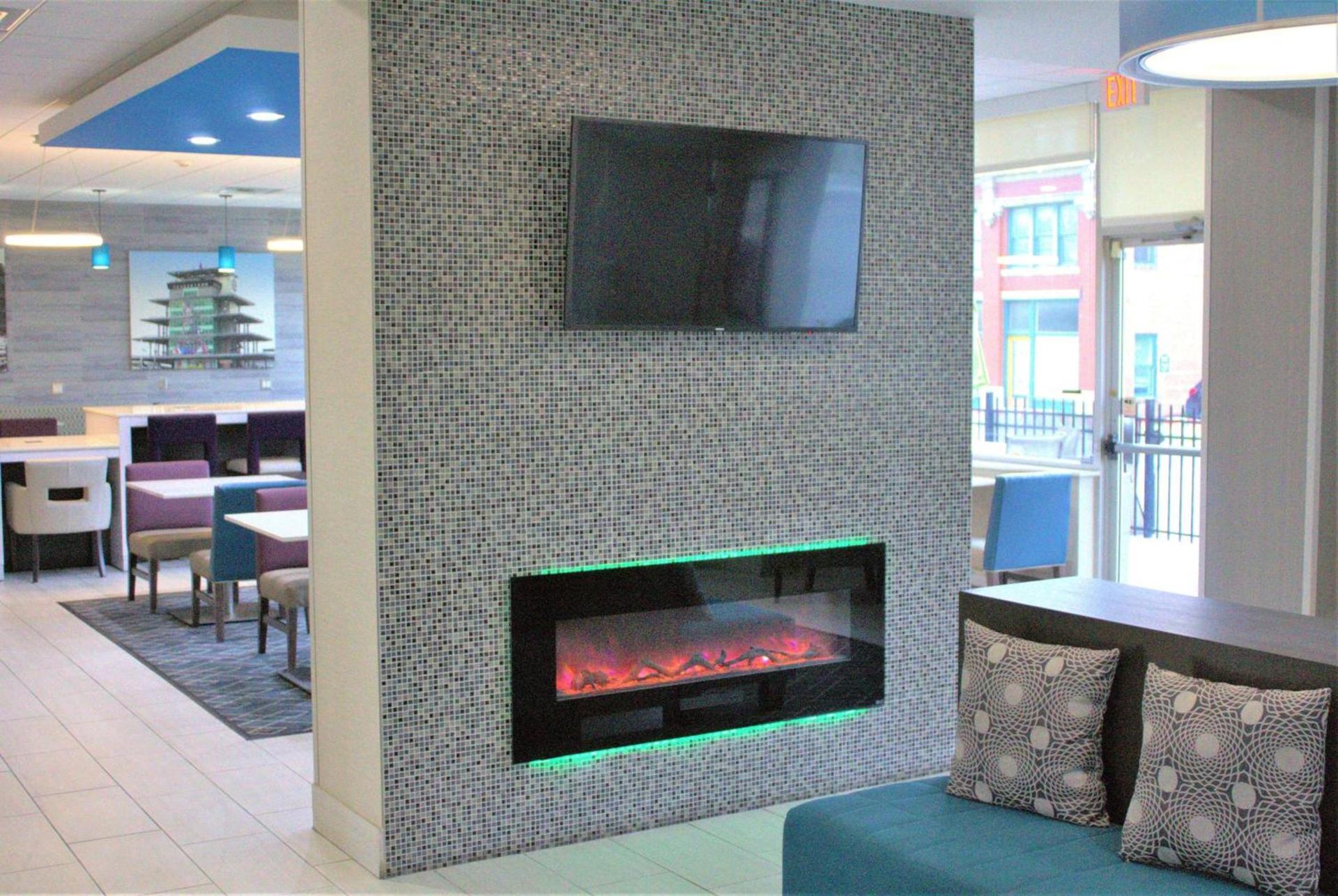 La Quinta Inn & Suites by Wyndham Indianapolis Downtown photo 5
