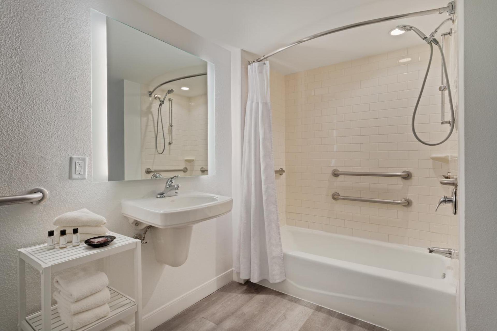 Crowne Plaza Melbourne-Oceanfront by IHG photo 13