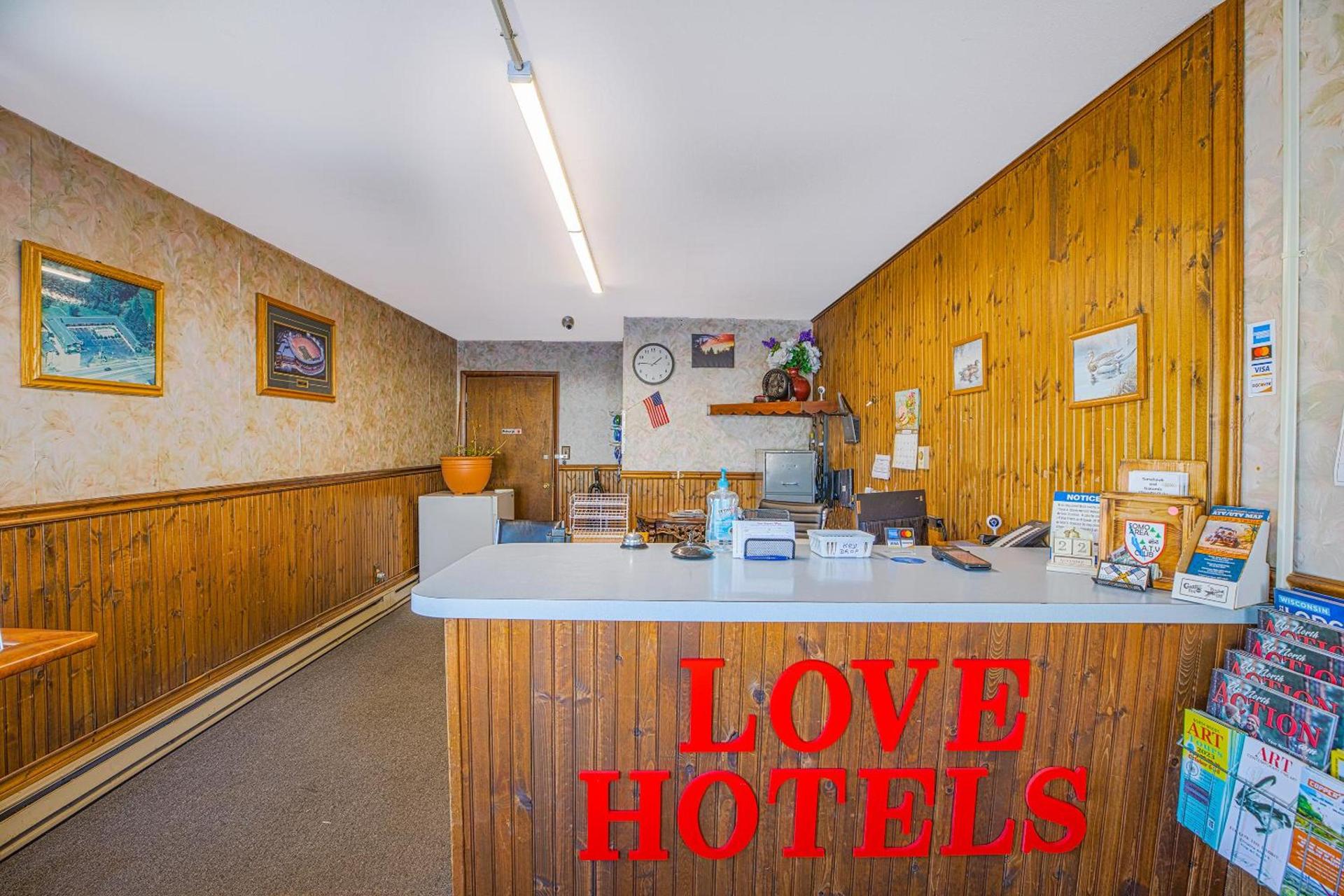 Love Hotels Tomahawk by OYO at Lake Mohawksin WI photo 3