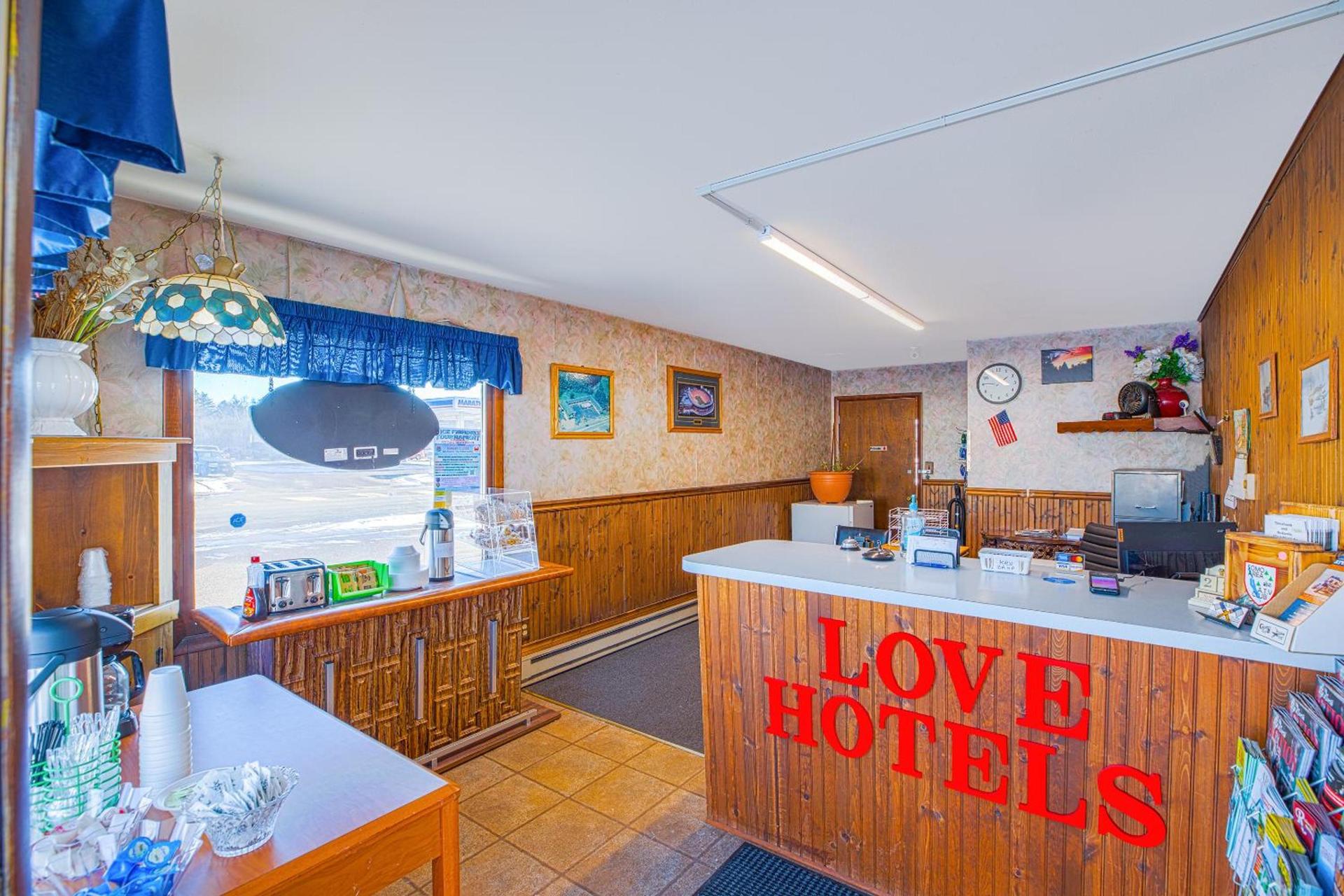 Love Hotels Tomahawk by OYO at Lake Mohawksin WI photo 17