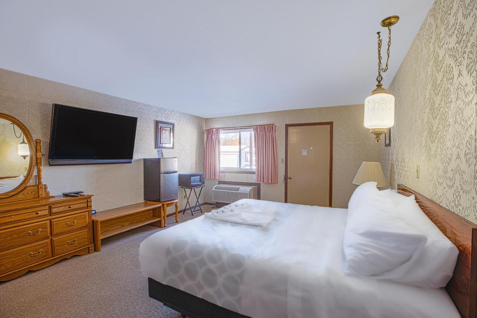 Love Hotels Tomahawk by OYO at Lake Mohawksin WI photo 6