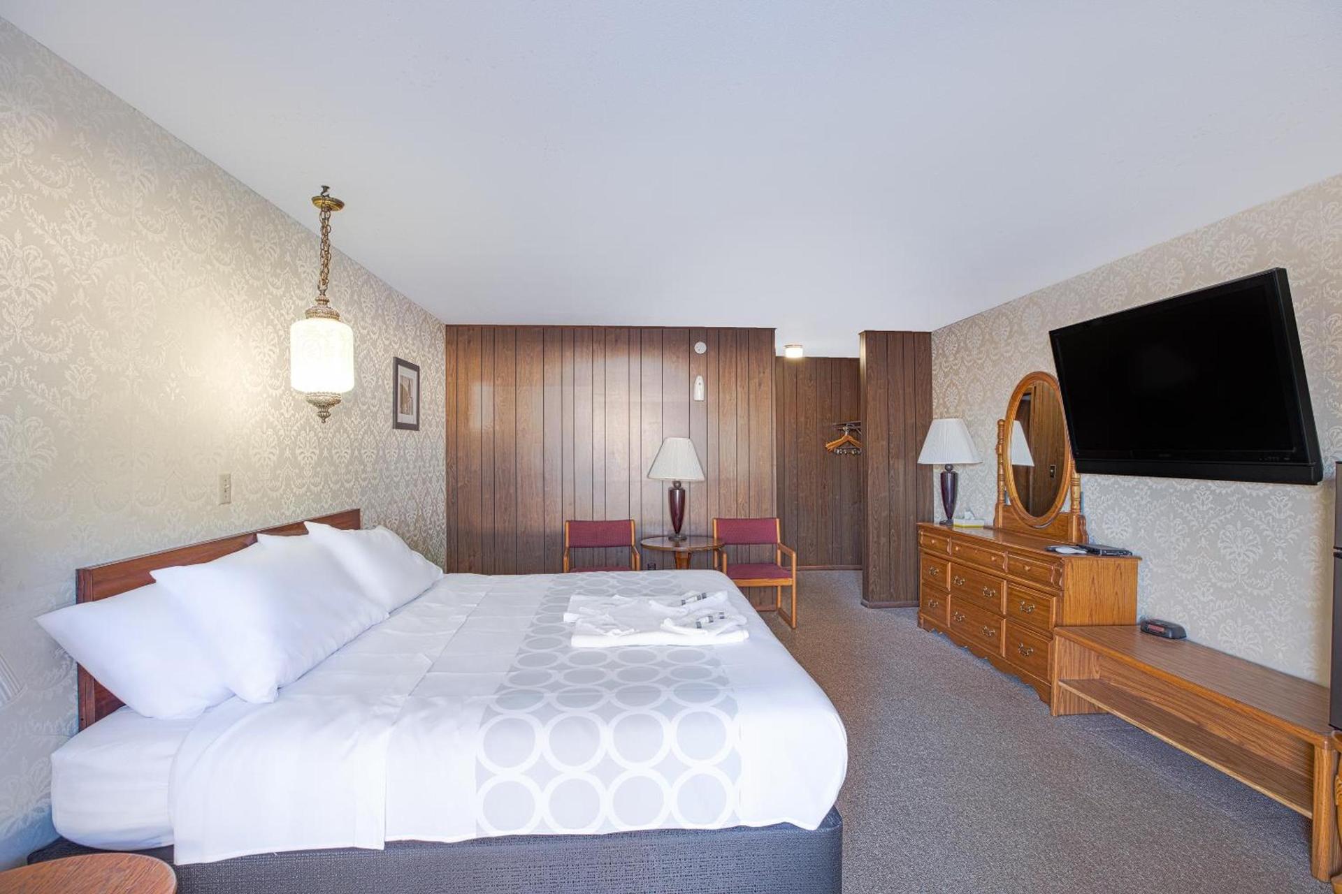 Love Hotels Tomahawk by OYO at Lake Mohawksin WI photo 5