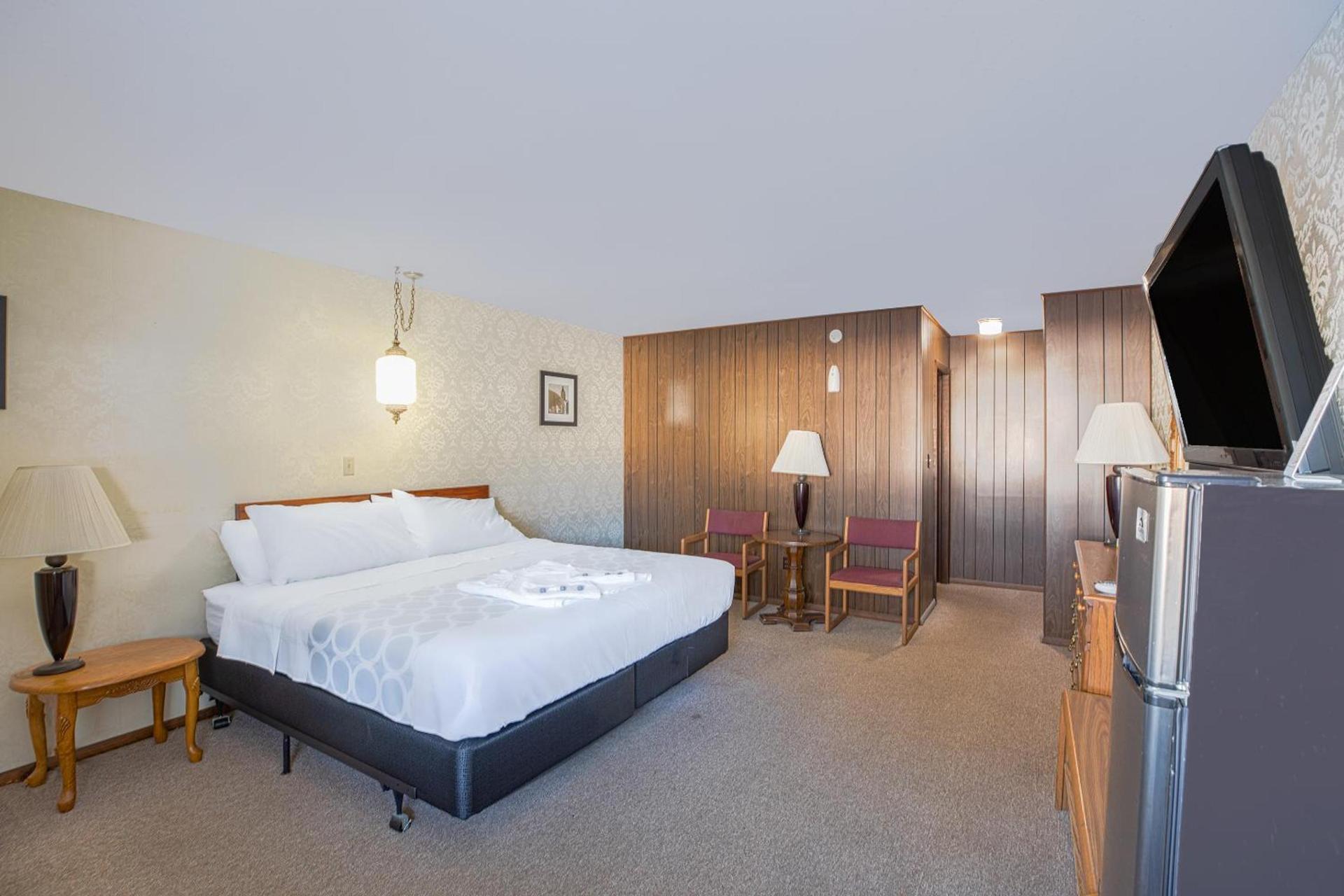 Love Hotels Tomahawk by OYO at Lake Mohawksin WI photo 4