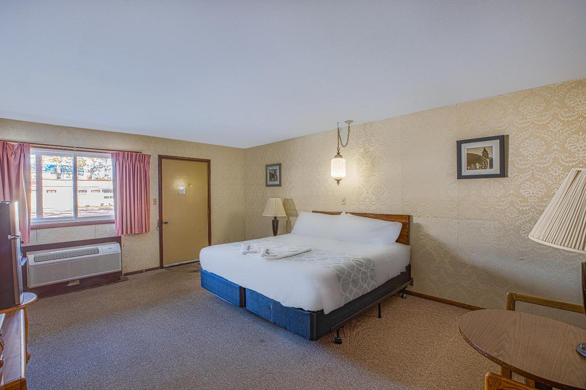 Love Hotels Tomahawk by OYO at Lake Mohawksin WI photo 7