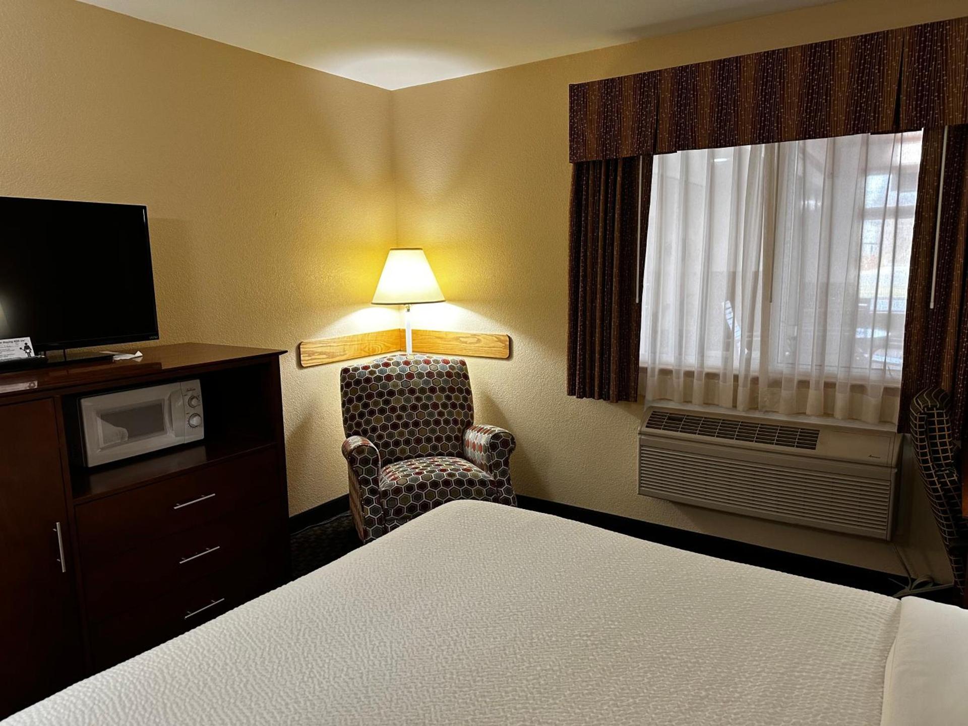 Days Inn by Wyndham Imlay City photo 35