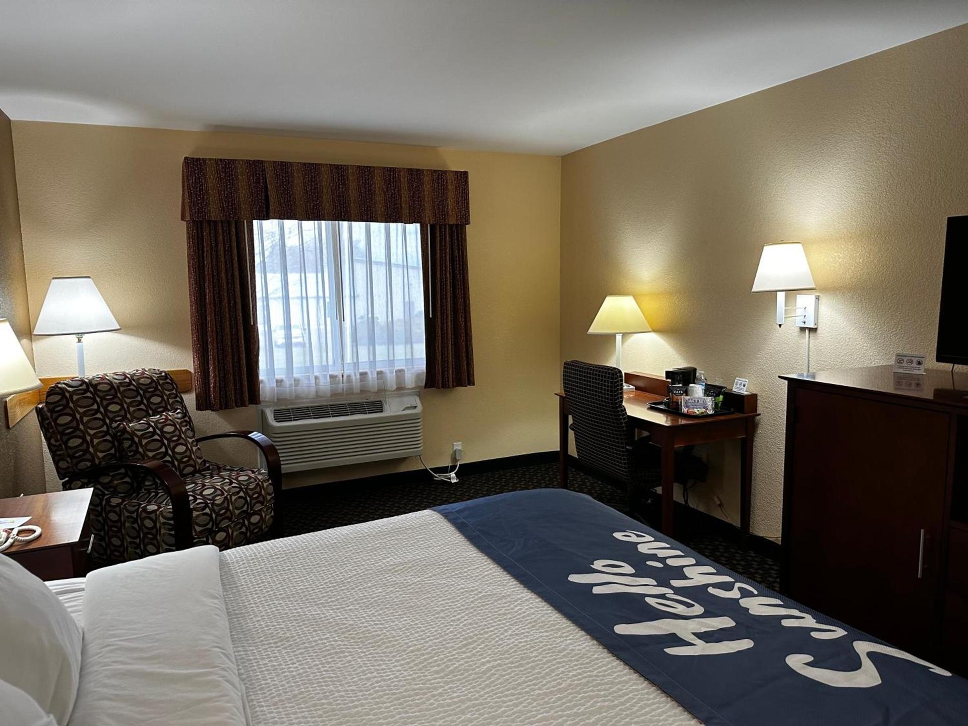 Days Inn by Wyndham Imlay City photo 40
