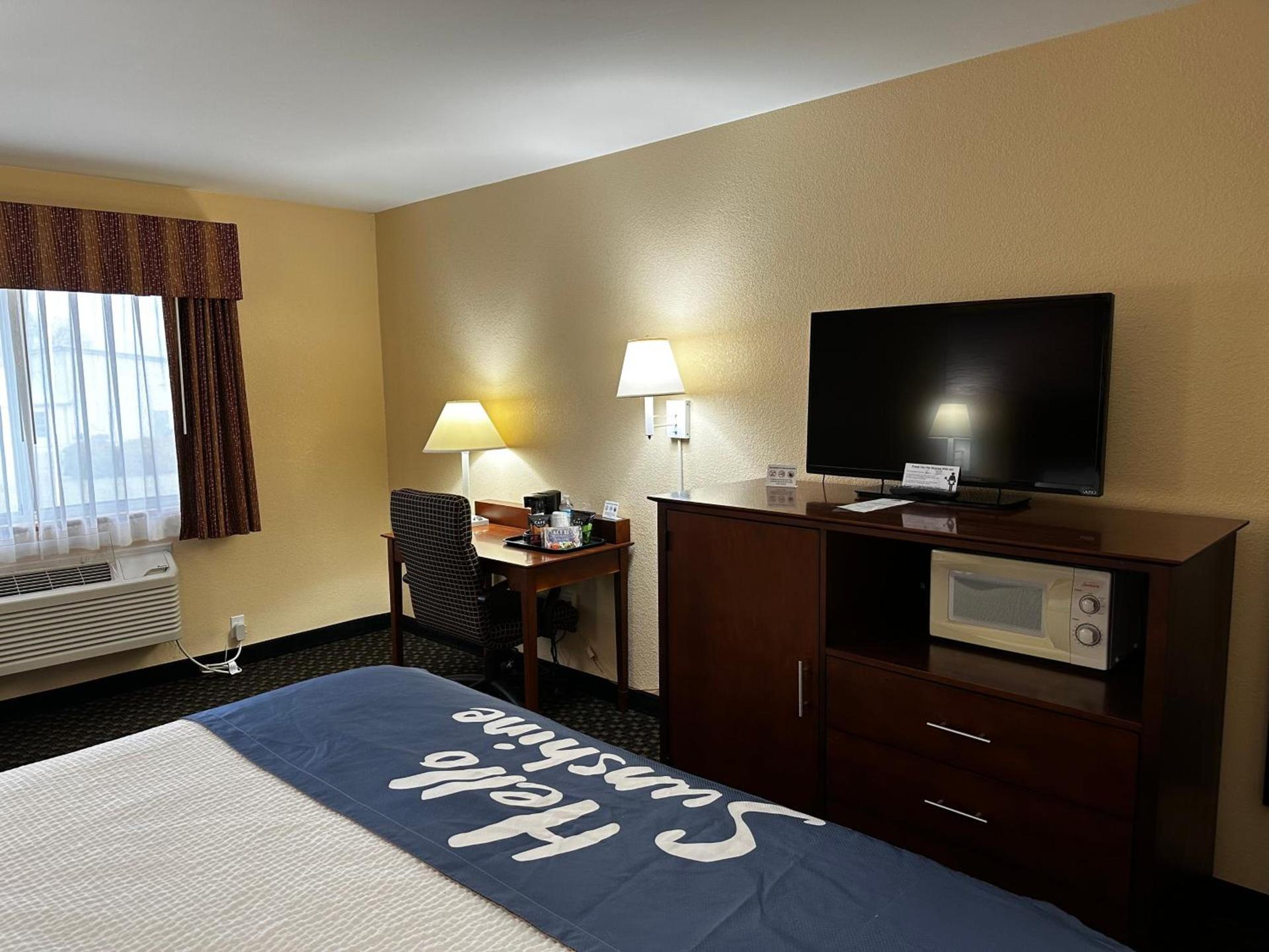 Days Inn by Wyndham Imlay City photo 41