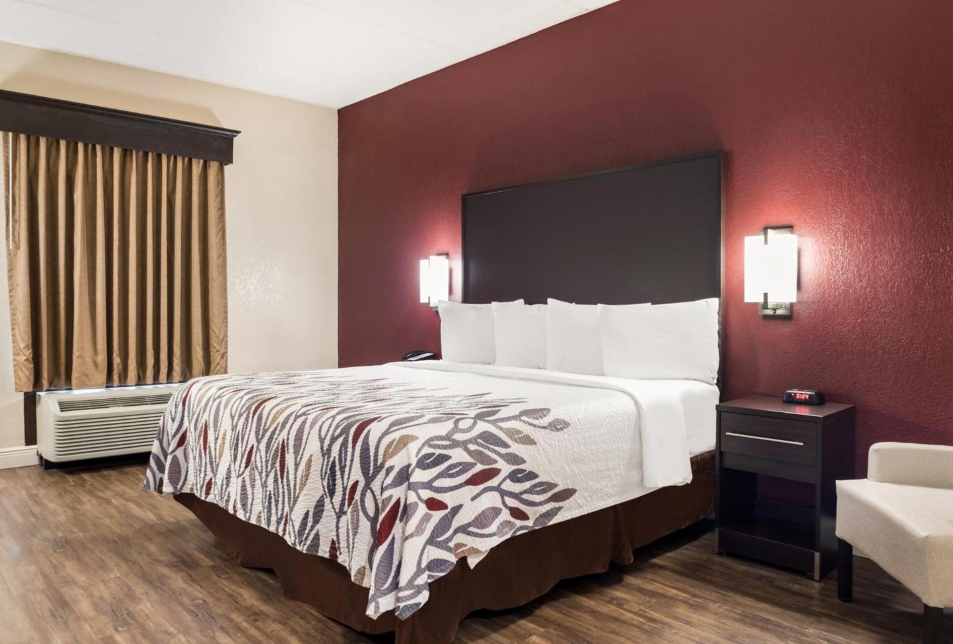 Red Roof Inn Tupelo photo 39