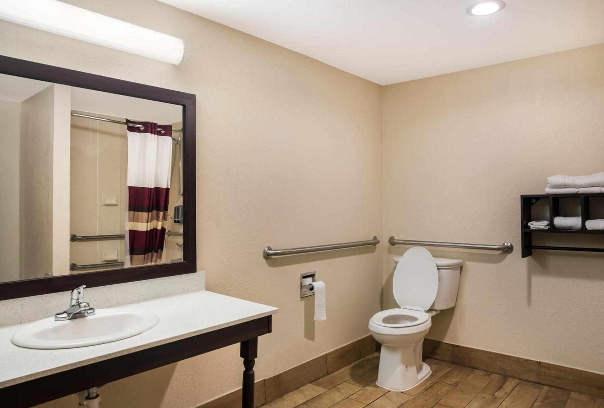Red Roof Inn Tupelo photo 47